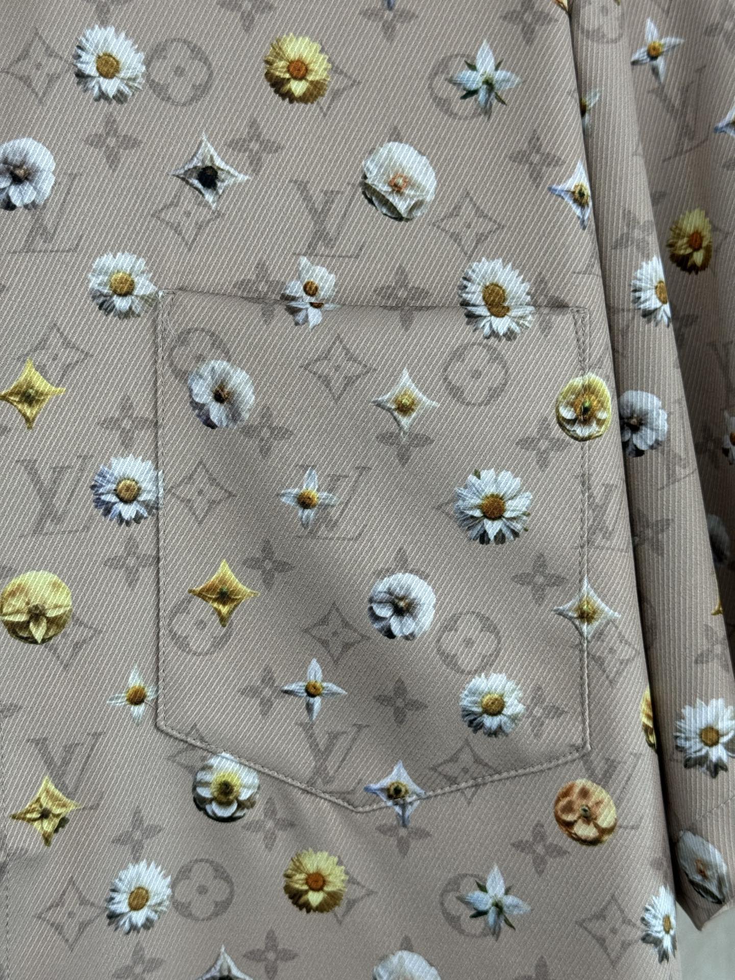 Louis Vuitton 1v SS26 夏季系列Monogram雏菊印花套装短袖衬衫