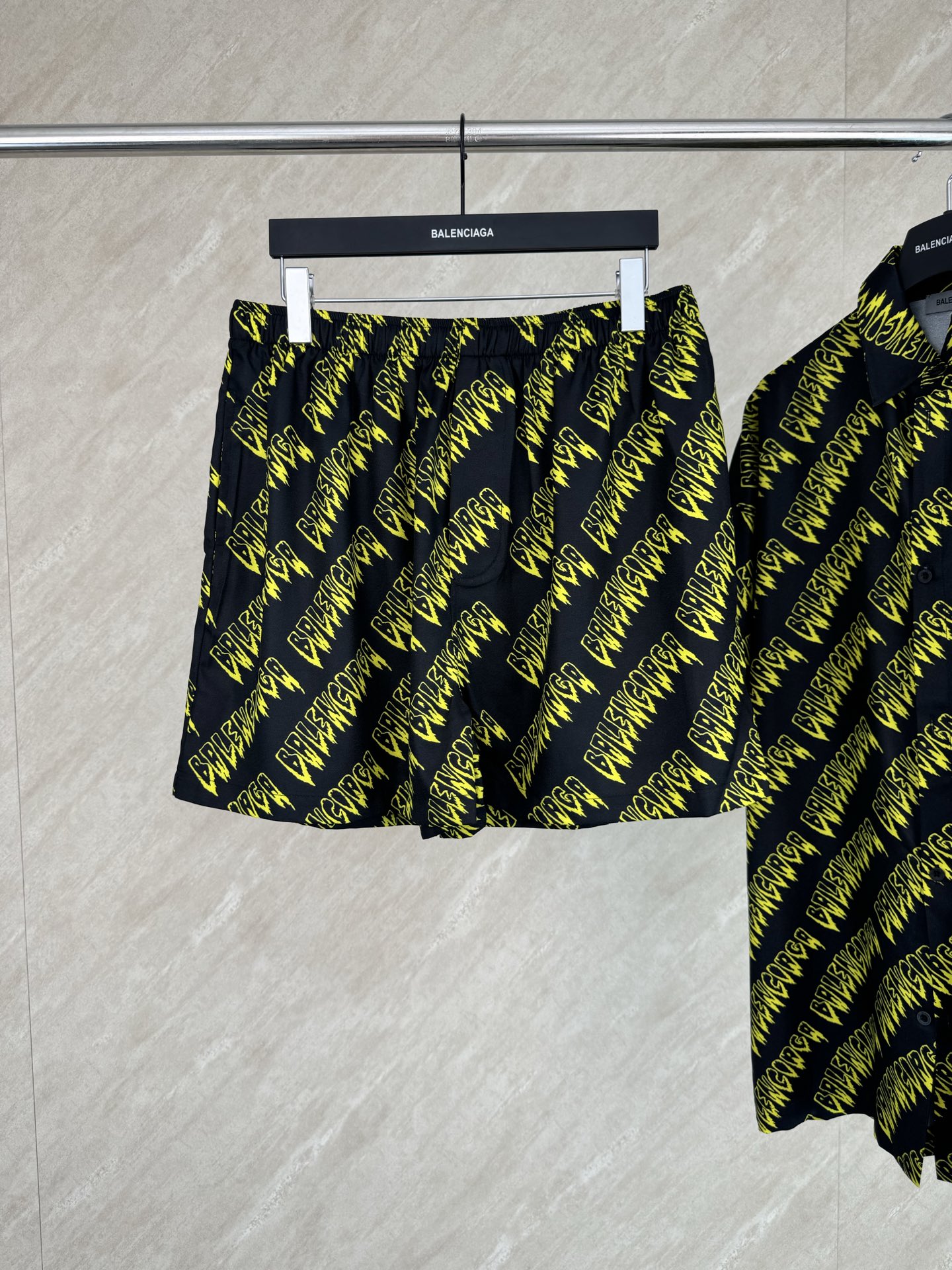 Balenciaga Balenciaga 巴黎世家 26SS 满印涂鸦字母短裤
