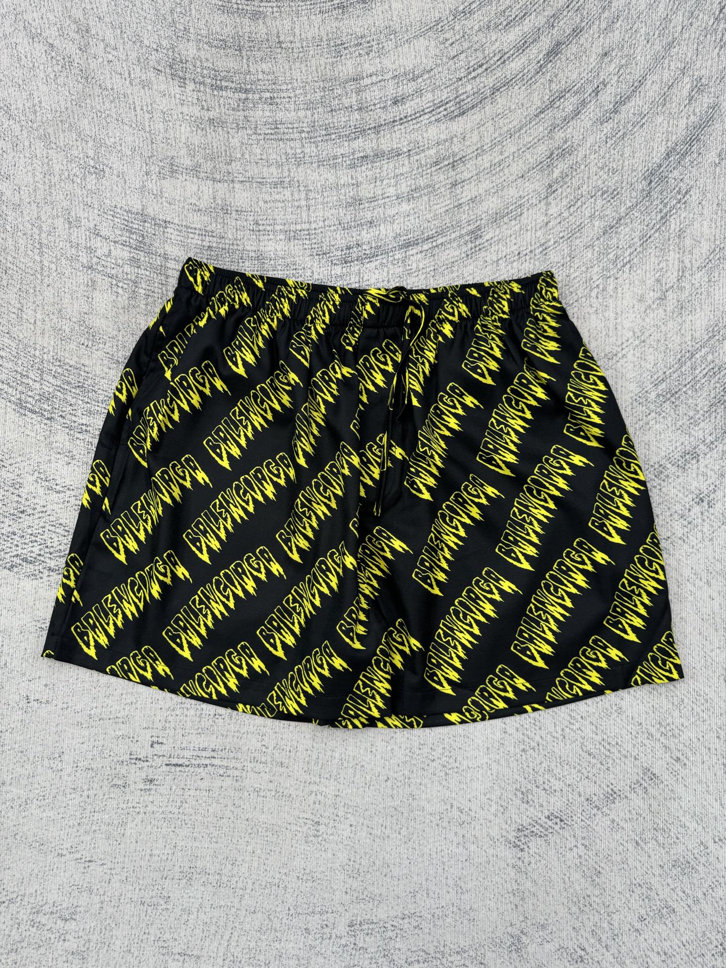 Balenciaga Balenciaga 巴黎世家 26SS 满印涂鸦字母短裤