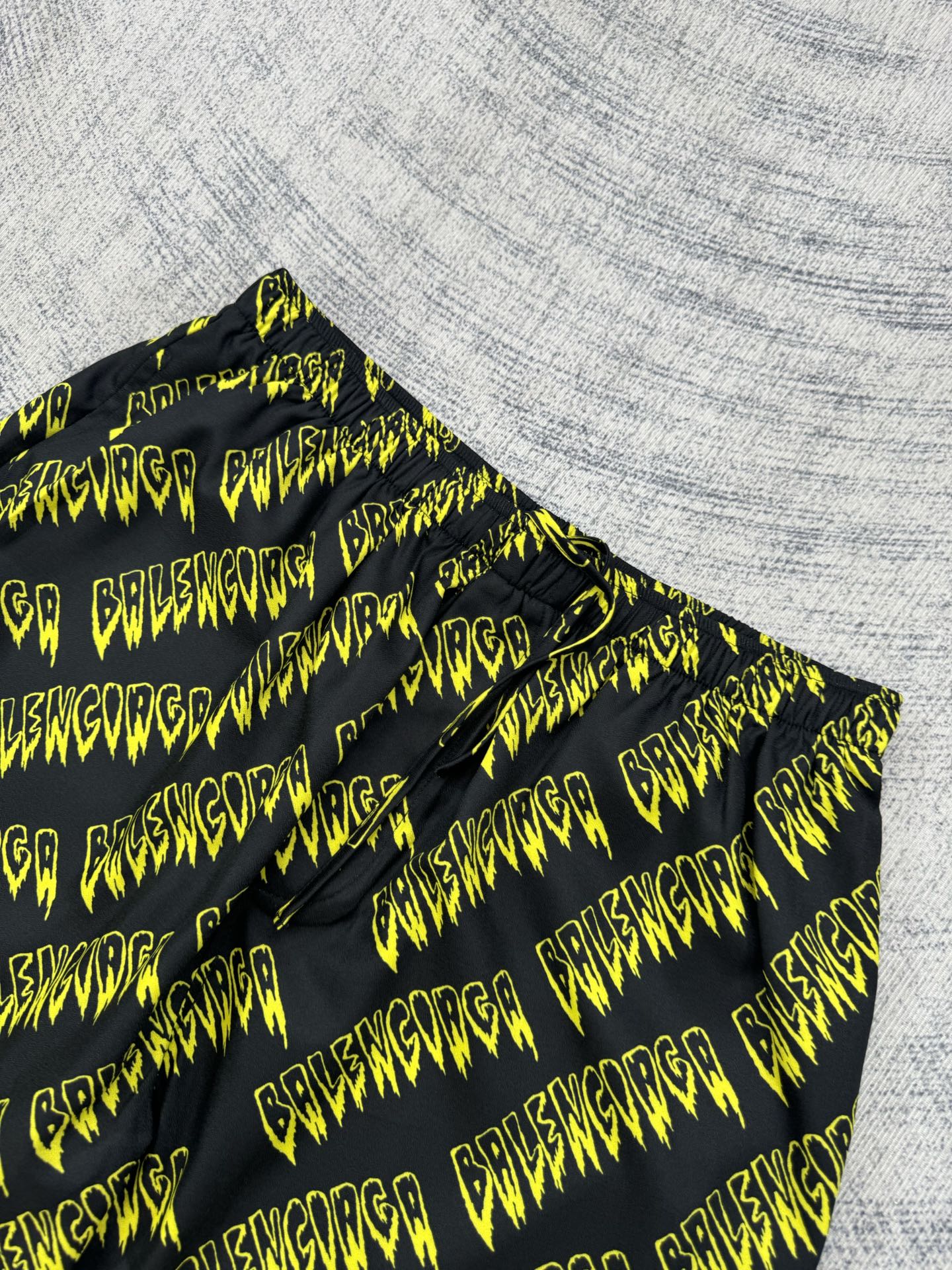 Balenciaga Balenciaga 巴黎世家 26SS 满印涂鸦字母短裤