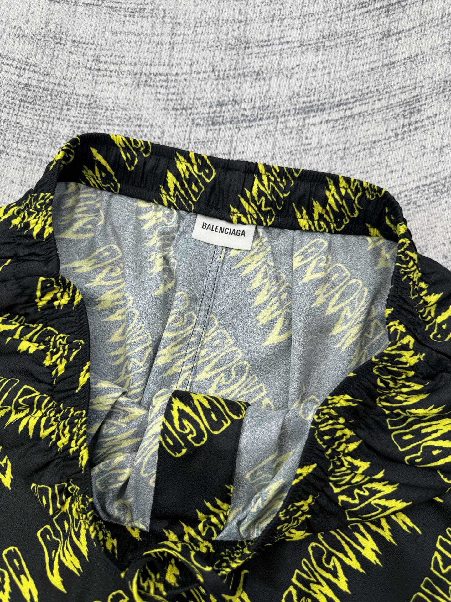 Balenciaga Balenciaga 巴黎世家 26SS 满印涂鸦字母短裤