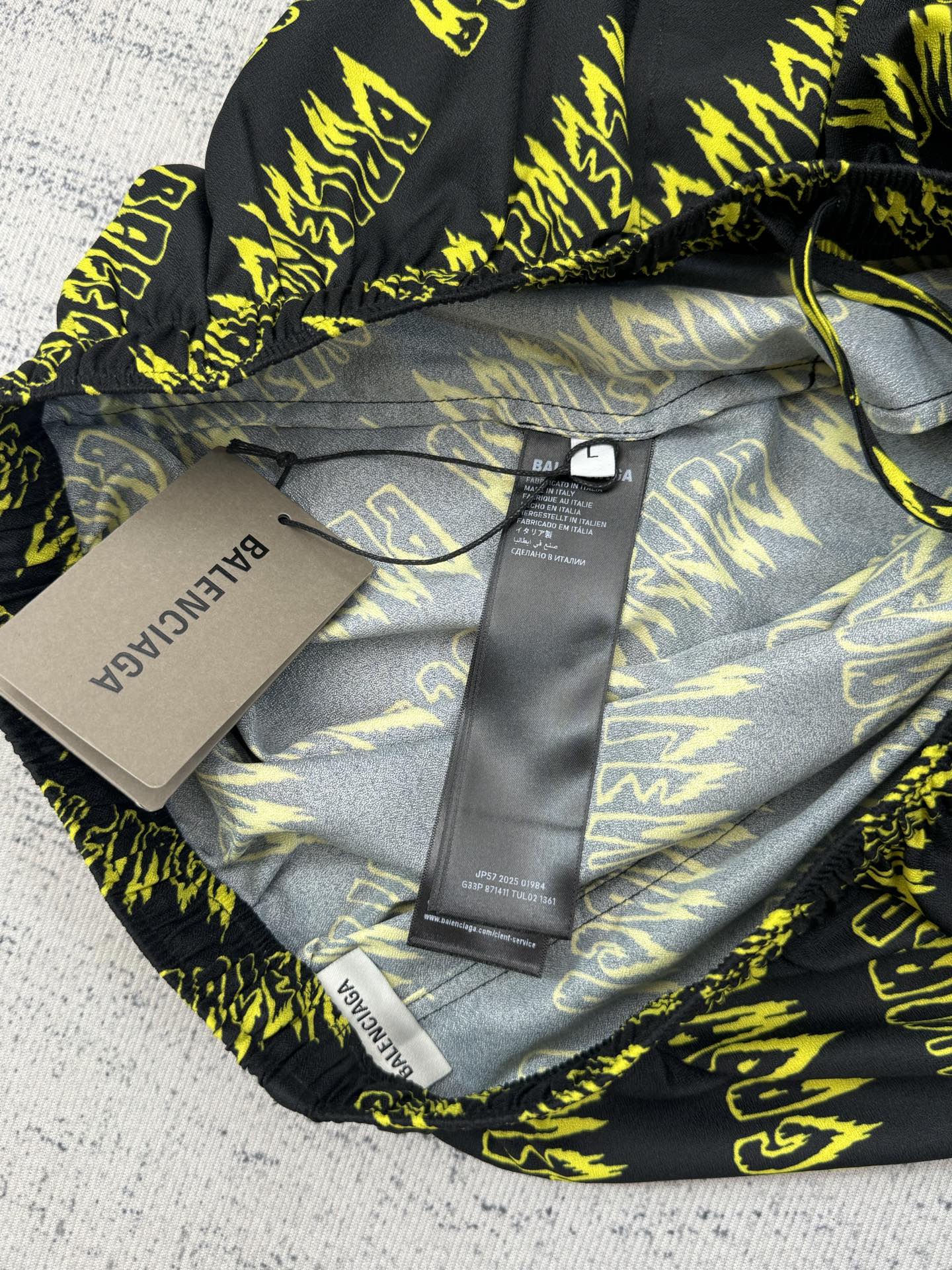 Balenciaga Balenciaga 巴黎世家 26SS 满印涂鸦字母短裤