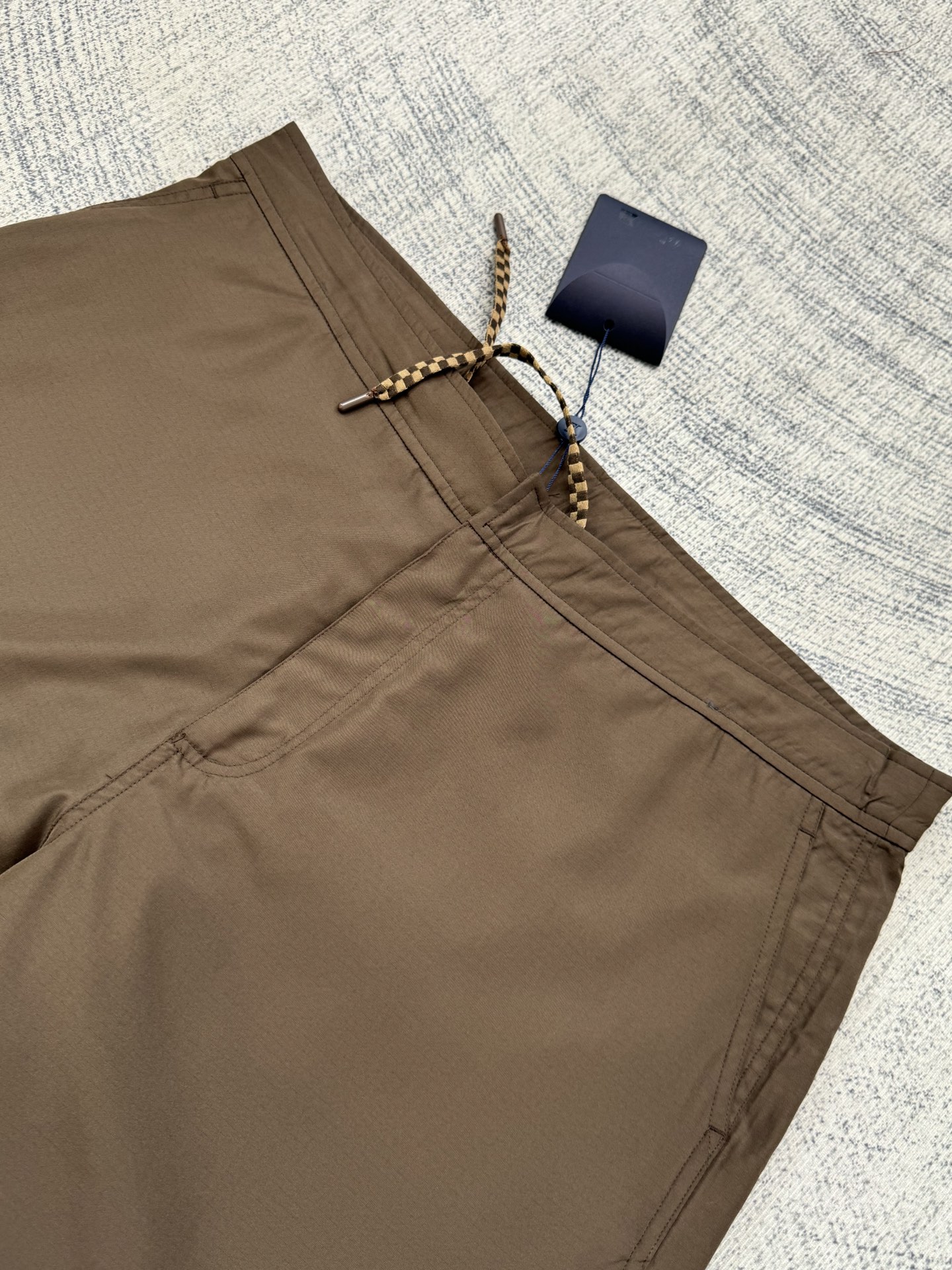 Louis Vuitton 1V SS26 纯色棋盘格纹皮质徽标沙滩短裤