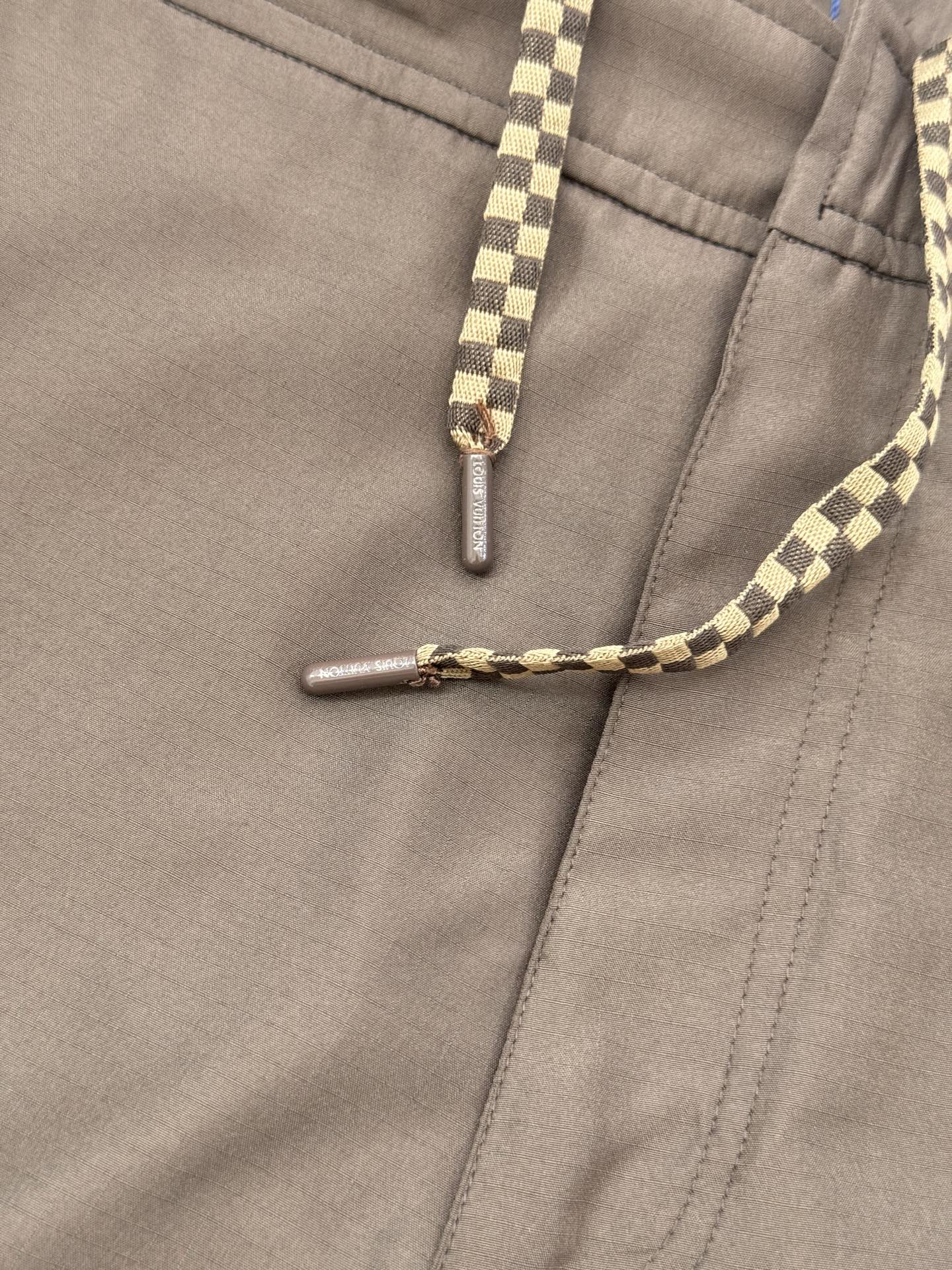 Louis Vuitton 1V SS26 纯色棋盘格纹皮质徽标沙滩短裤