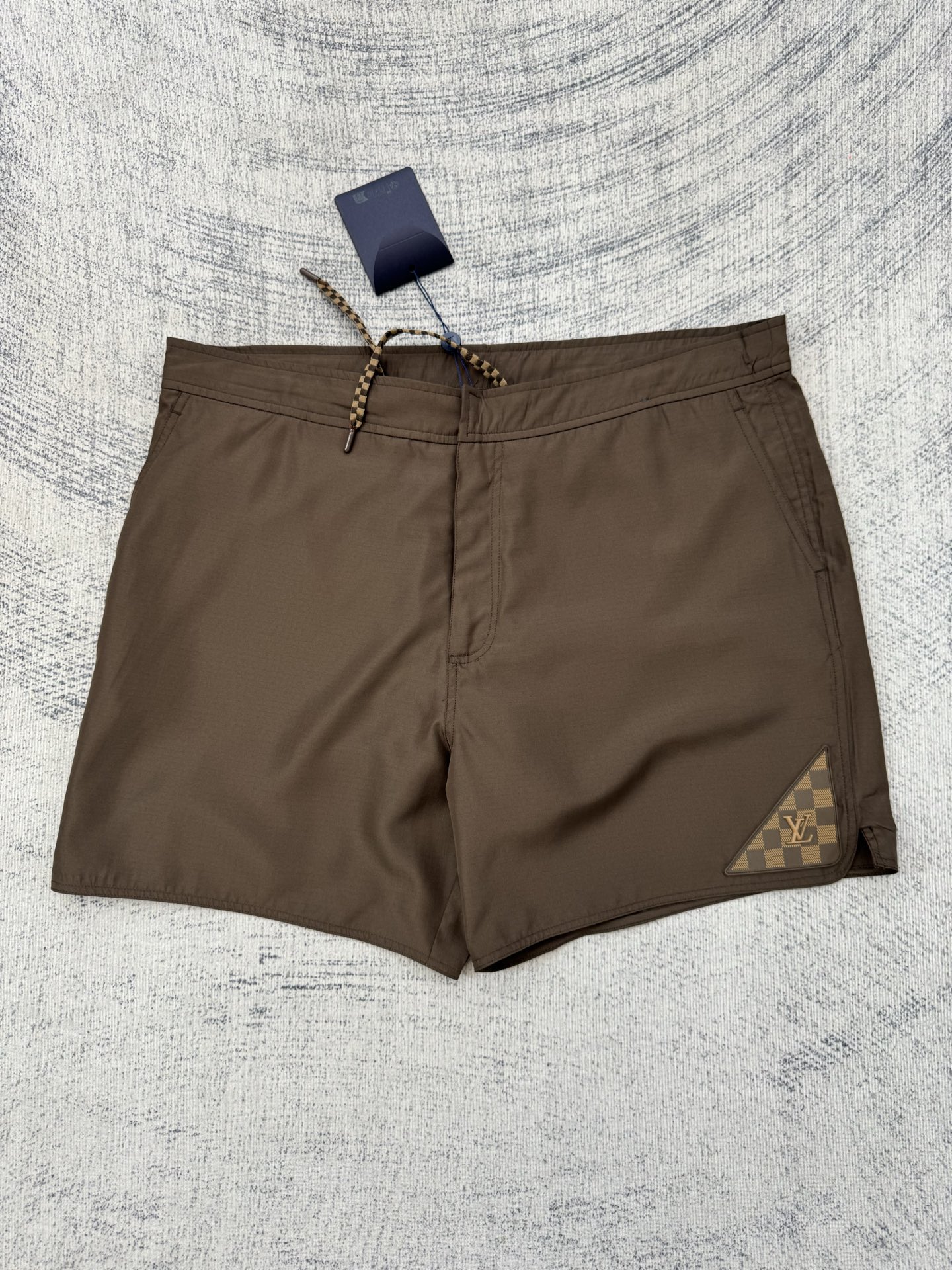 Louis Vuitton 1V SS26 纯色棋盘格纹皮质徽标沙滩短裤