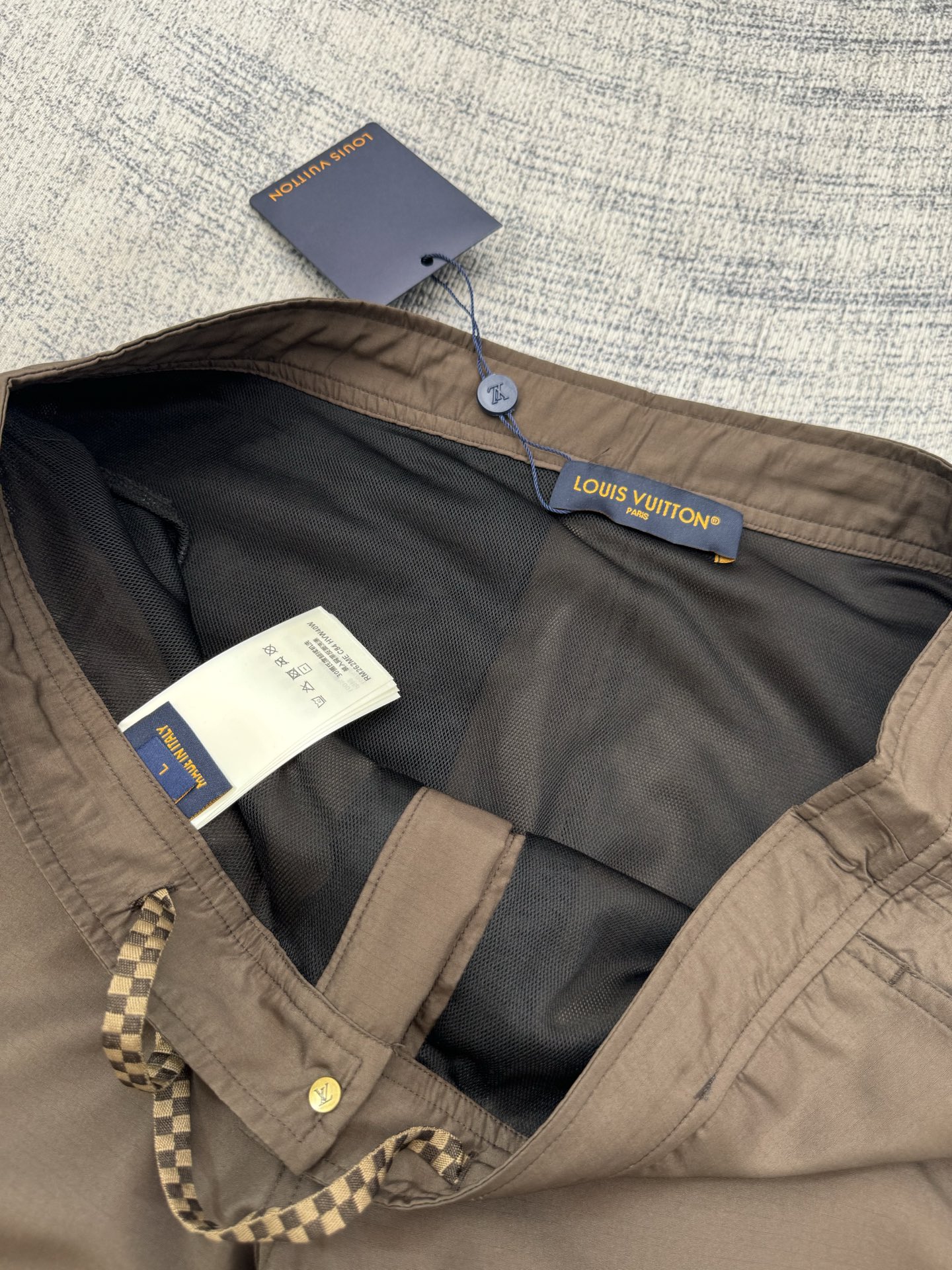 Louis Vuitton 1V SS26 纯色棋盘格纹皮质徽标沙滩短裤