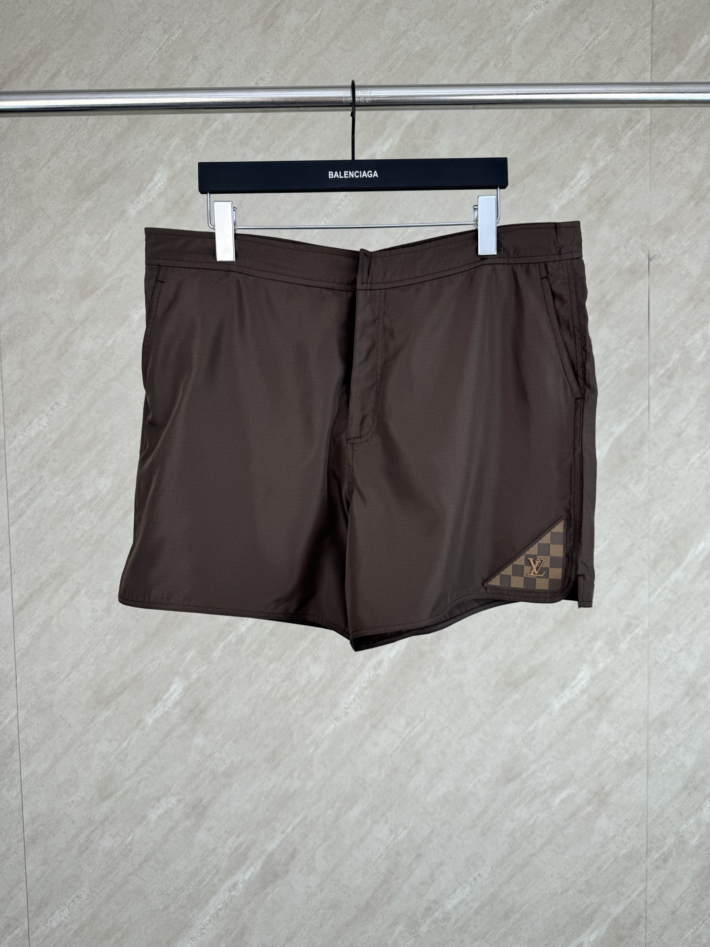 Louis Vuitton 1V SS26 纯色棋盘格纹皮质徽标沙滩短裤