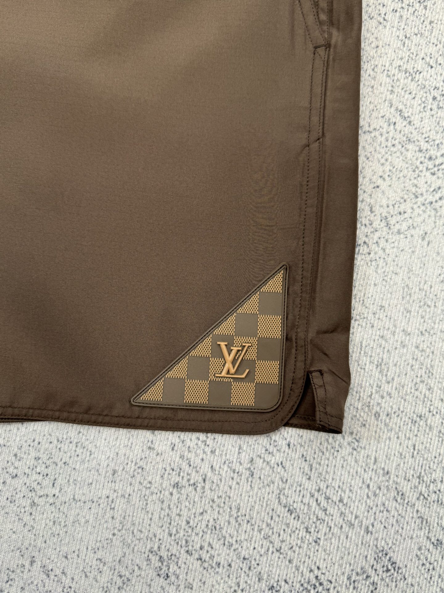 Louis Vuitton 1V SS26 纯色棋盘格纹皮质徽标沙滩短裤