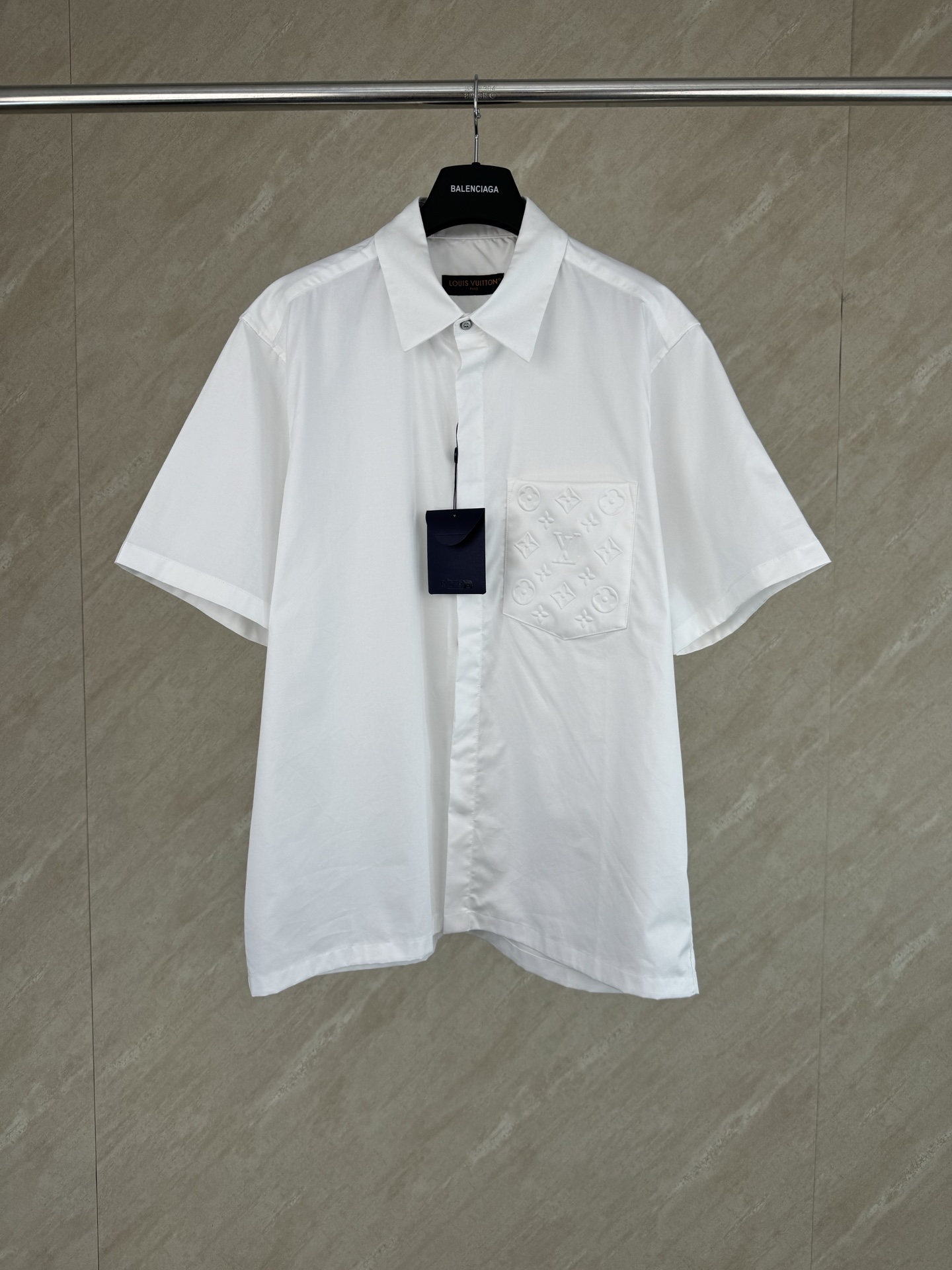 P170 1V Monogram gofrado bolsillo cuello vuelto camisa de manga corta Talla: S/M/L/XL Tejido de algodón de alta cuenta,…