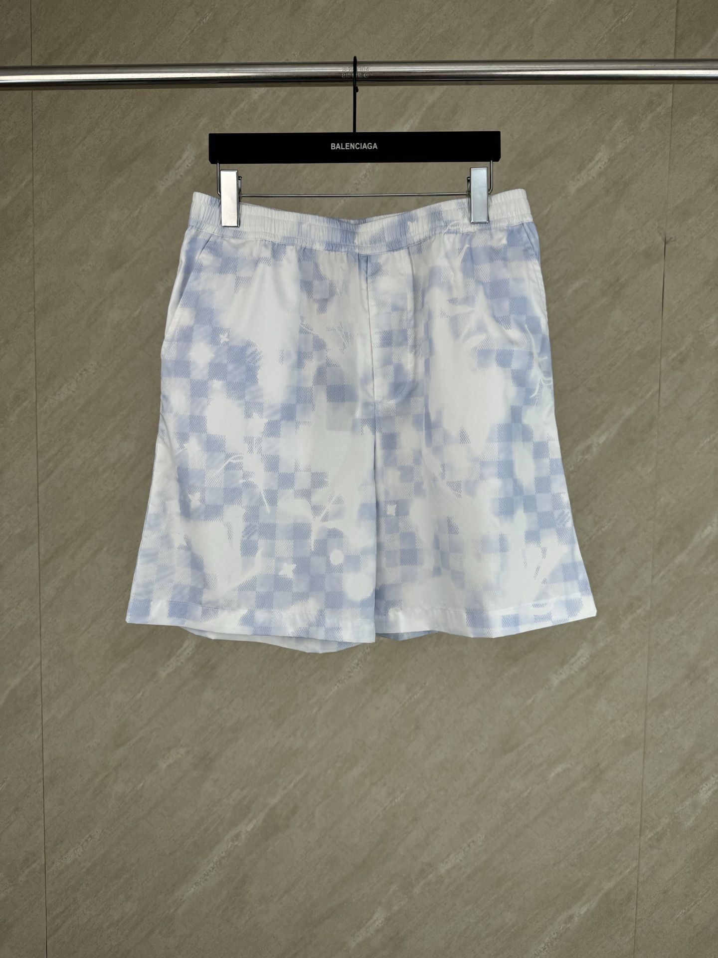 P155 1v SS26 Shorts con estampado de píxeles estilo tablero de ajedrez de la colección Cloud. Tallas: S, M, L, XL