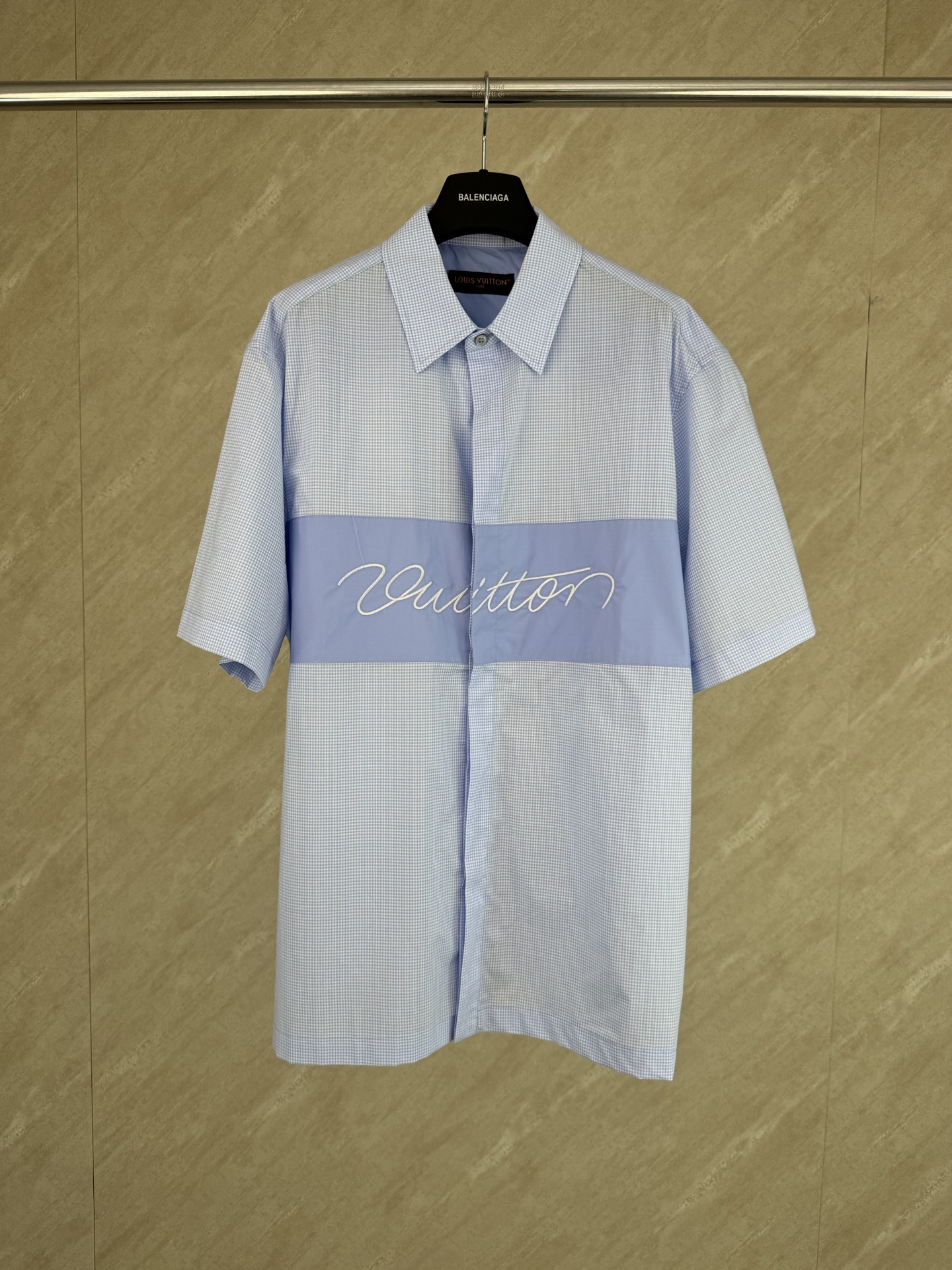P180 1v SS26 Camisa de manga corta con letras bordadas y colores combinados talla: s m l xl