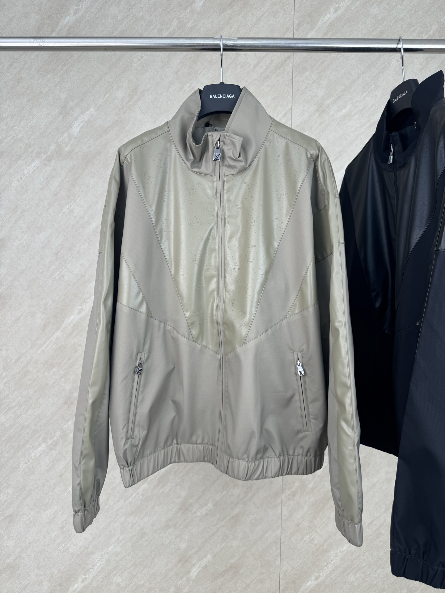 P290 1v SS26 chaqueta con cuello alto de monograma calado y paneles de piel, tallas: S/M/L/XL. La zona en V de piel uti…