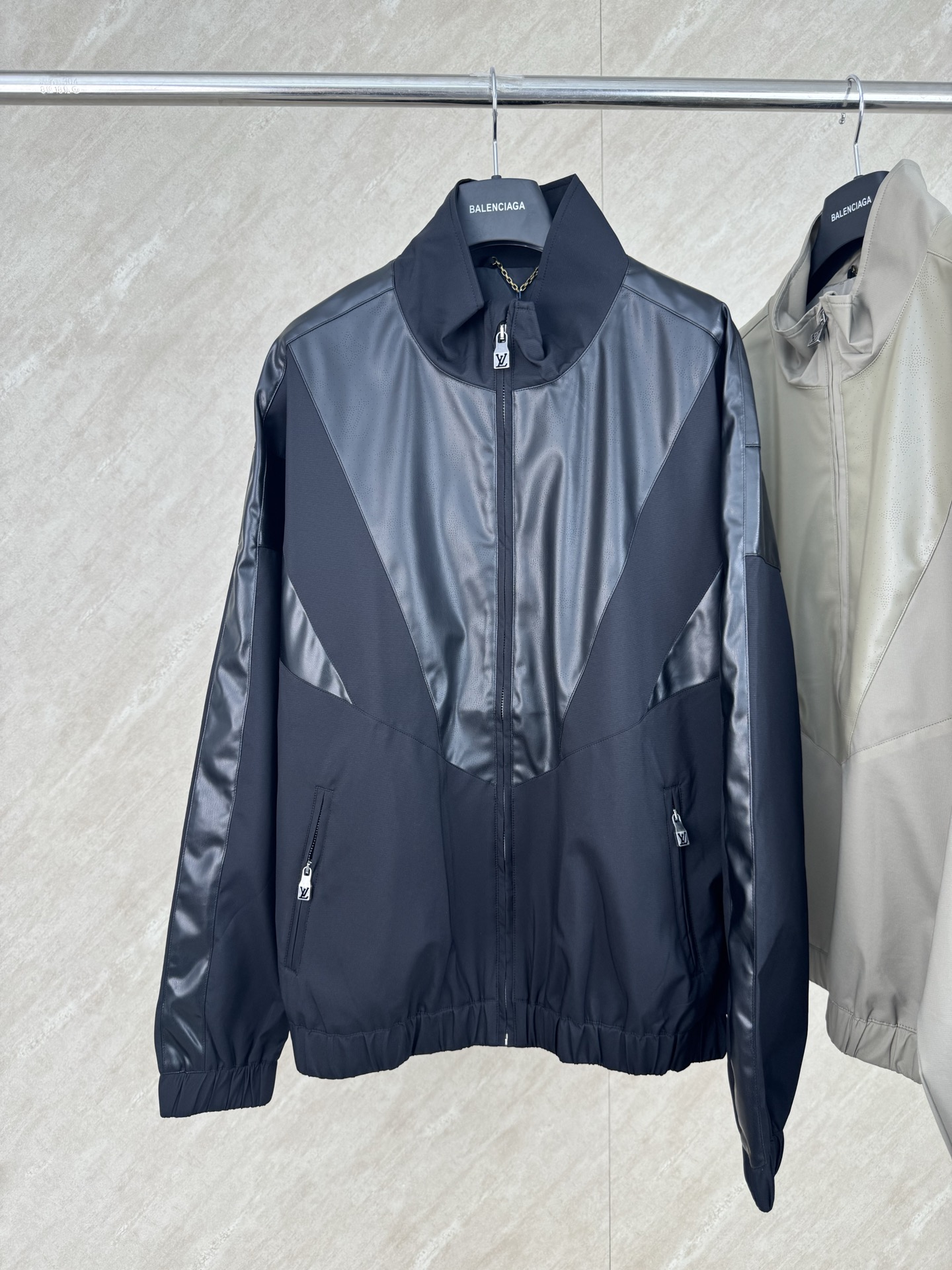 P290 1v SS26 chaqueta con cuello alto de monograma calado y paneles de piel, tallas: S/M/L/XL. La zona en V de piel uti…