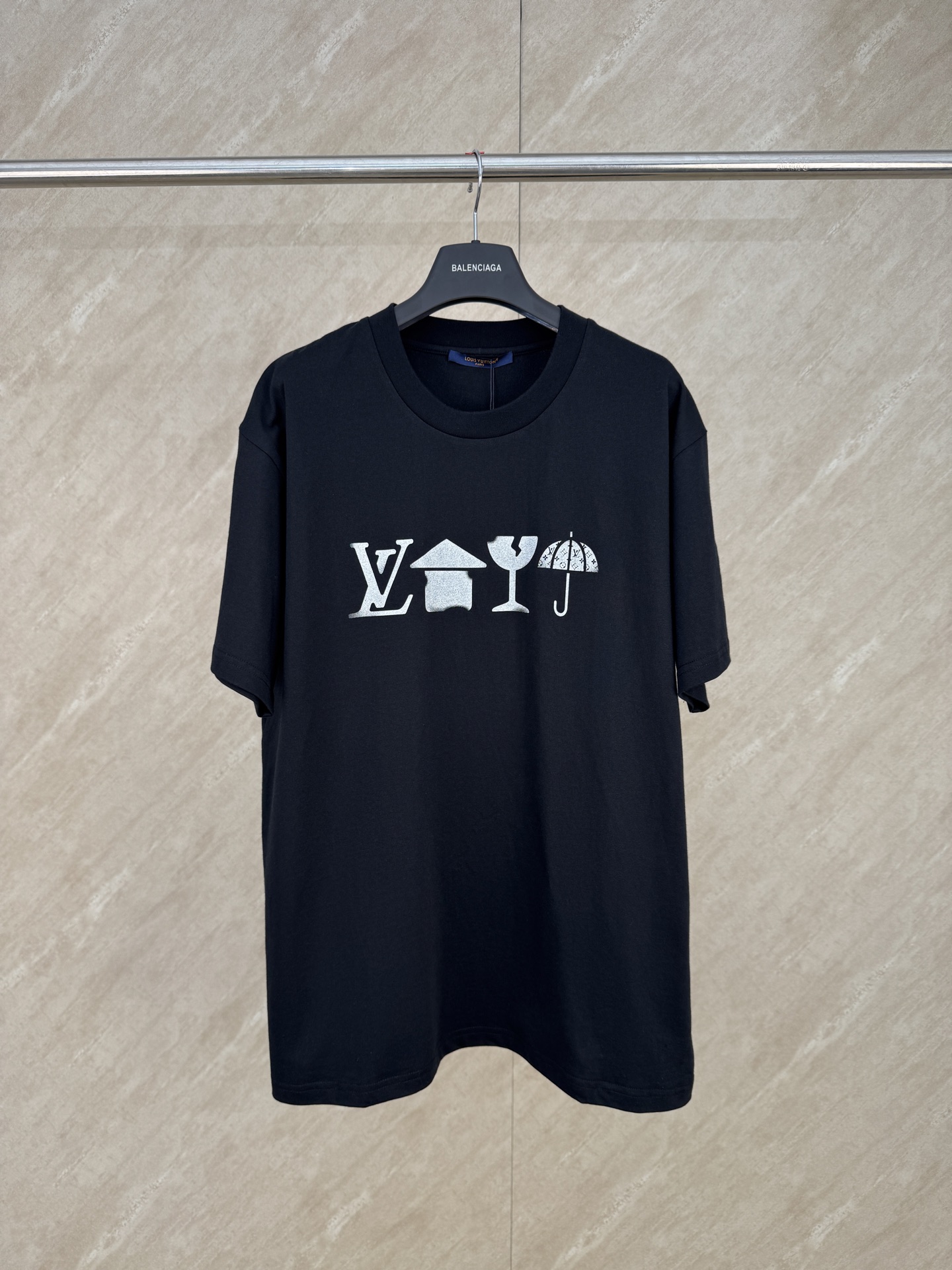P110 1V FW26 趣味印花图标圆领短袖T恤 Size：S/M/L/XL 采用原版高清菲林开版，前幅LV字母+房屋、酒杯、雨伞组合图标完整还原，雨伞内嵌经典老花纹路，图案间距、大小比例、渐变银灰色调完全对标专柜；摒弃廉价胶印，选用高…