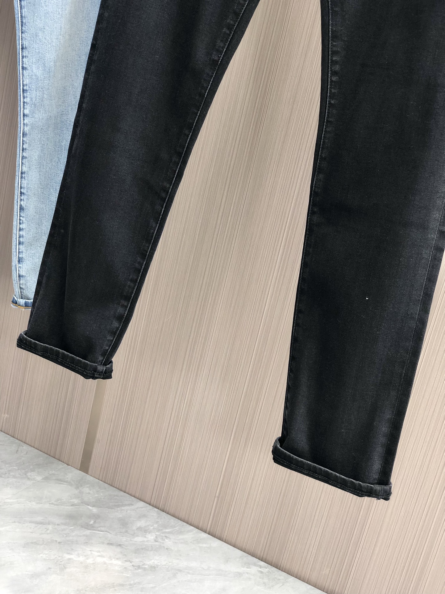 New Amiri Custom-Made Leather Jeans with Original Hardware and Stylish Detail - 图片 8