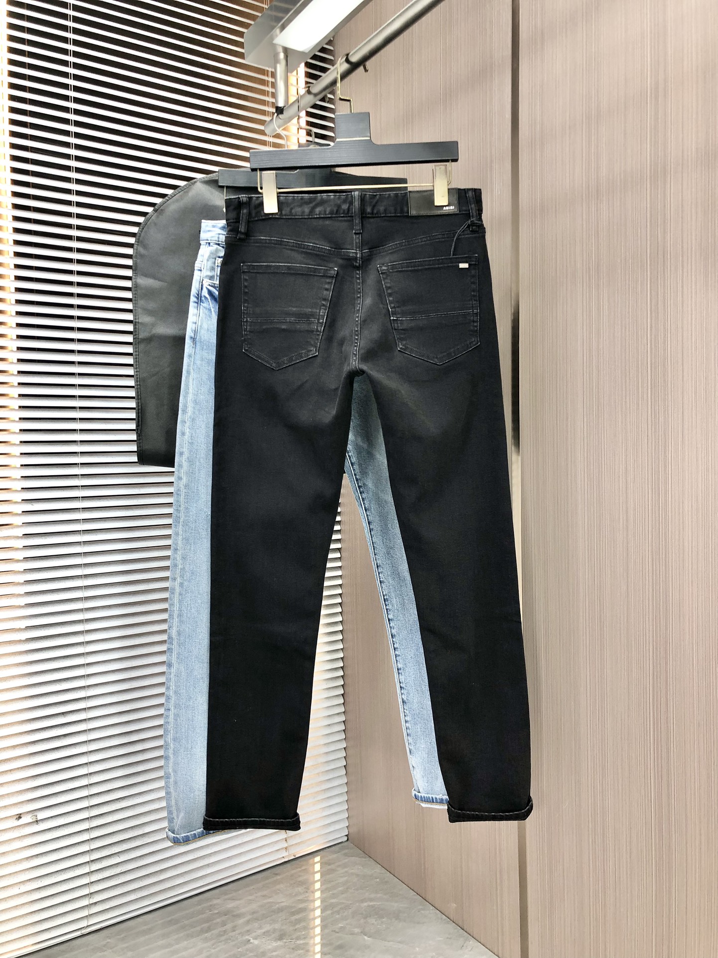 New Amiri Custom-Made Leather Jeans with Original Hardware and Stylish Detail - 图片 2