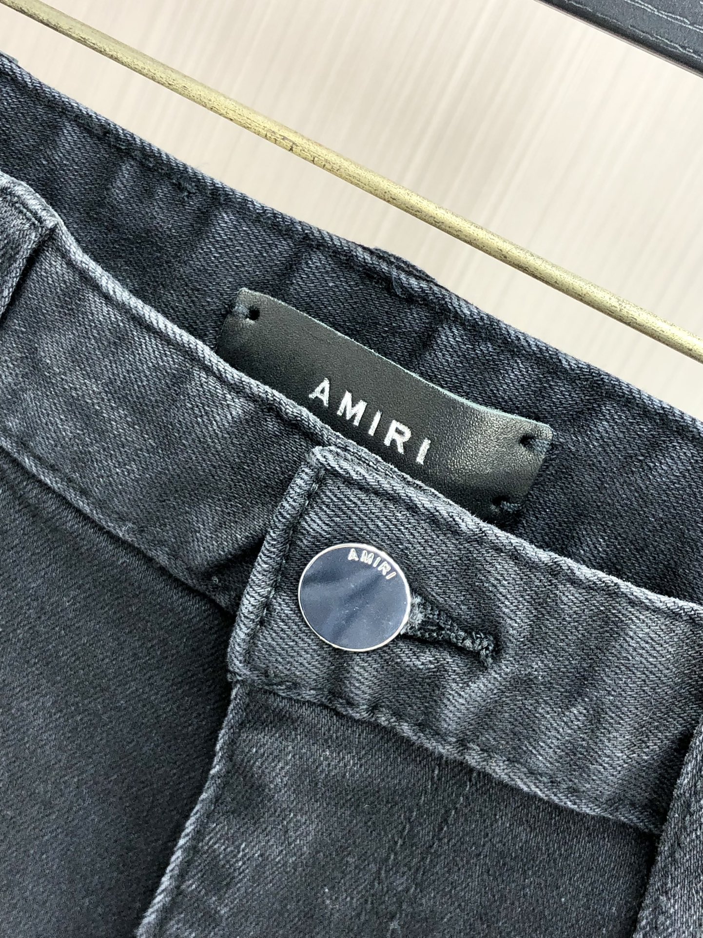 New Amiri Custom-Made Leather Jeans with Original Hardware and Stylish Detail - 图片 5