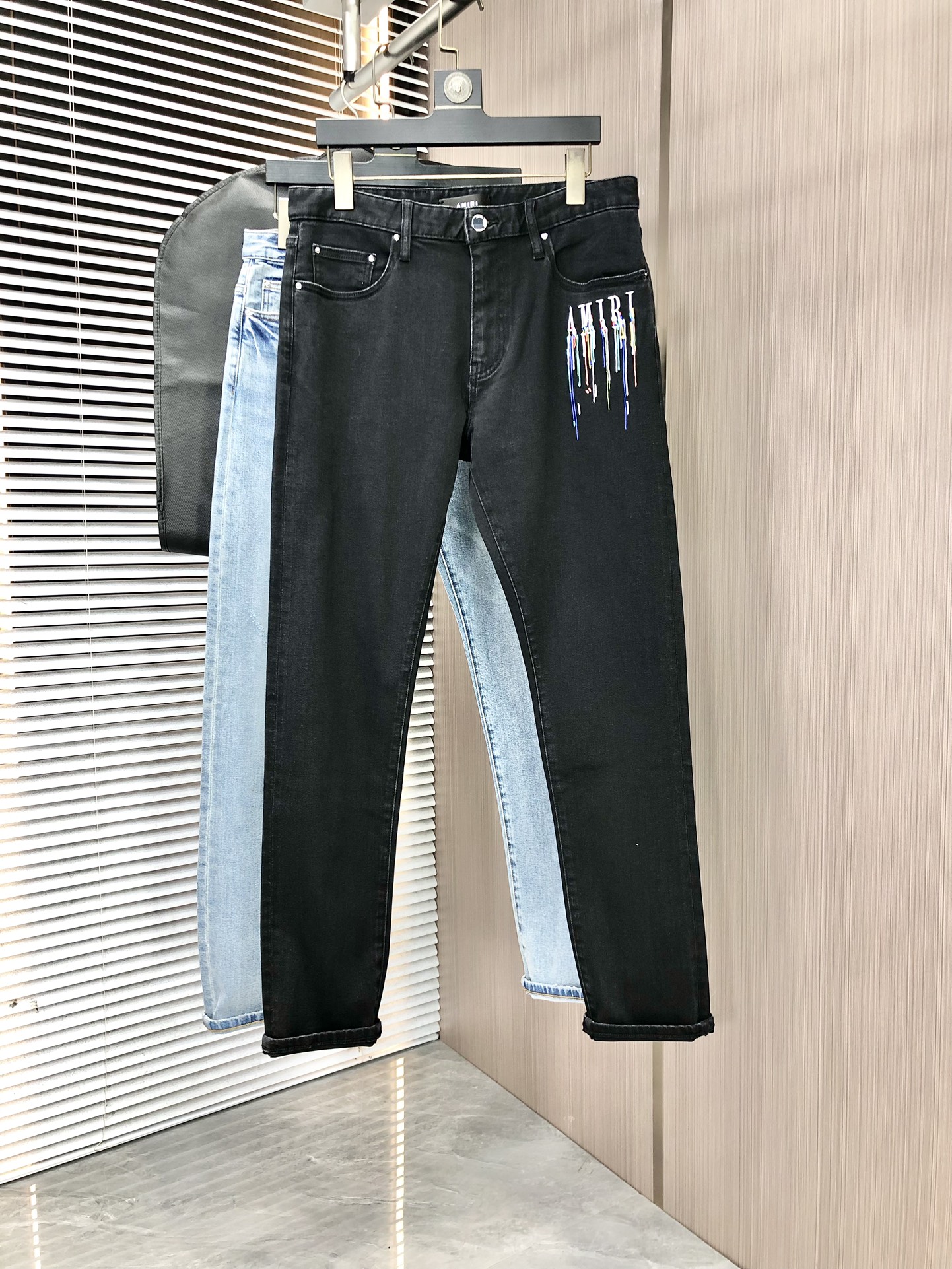 New Amiri Custom-Made Leather Jeans with Original Hardware and Stylish Detail - 图片 1