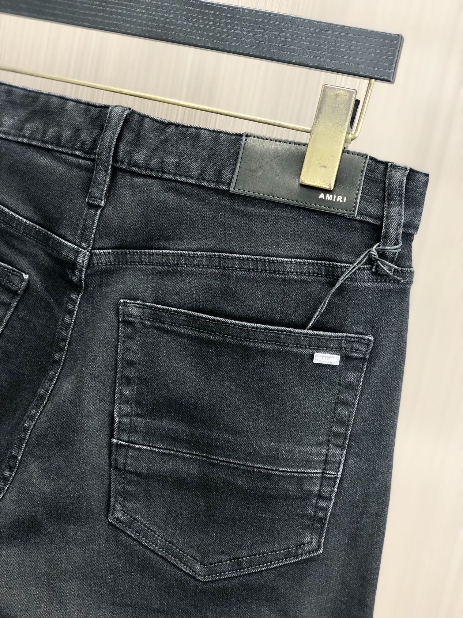 New Amiri Custom-Made Leather Jeans with Original Hardware and Stylish Detail - 图片 7