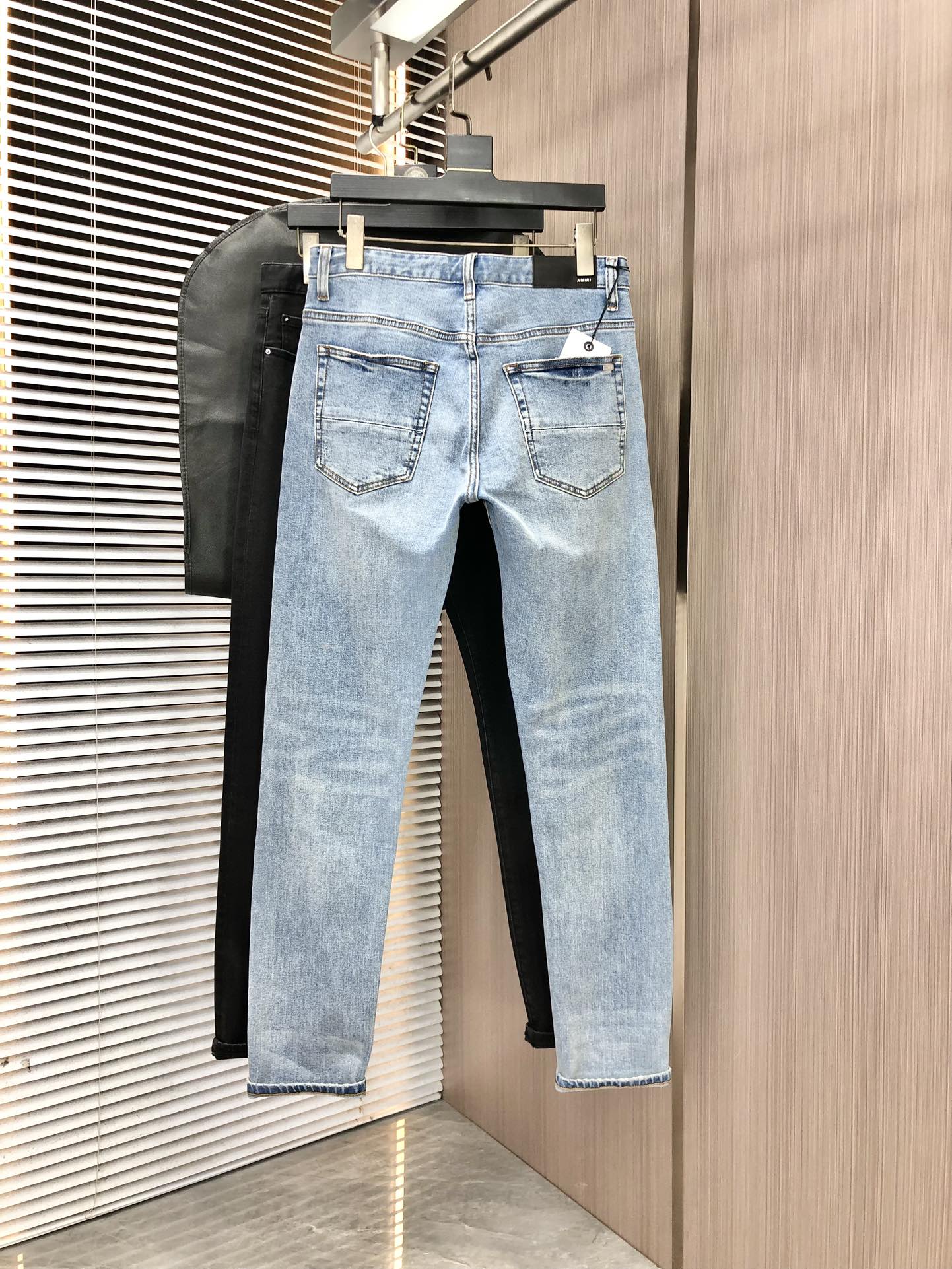 Custom Blue Jeans: Handmade Leather Plates, Uncomplicated Details, High-Profile Style - 图片 2