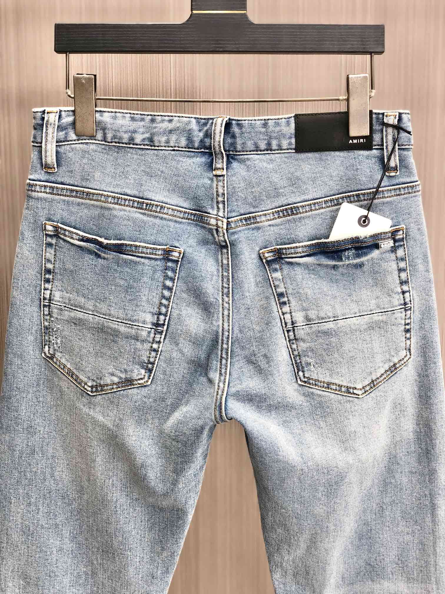Custom Blue Jeans: Handmade Leather Plates, Uncomplicated Details, High-Profile Style - 图片 6