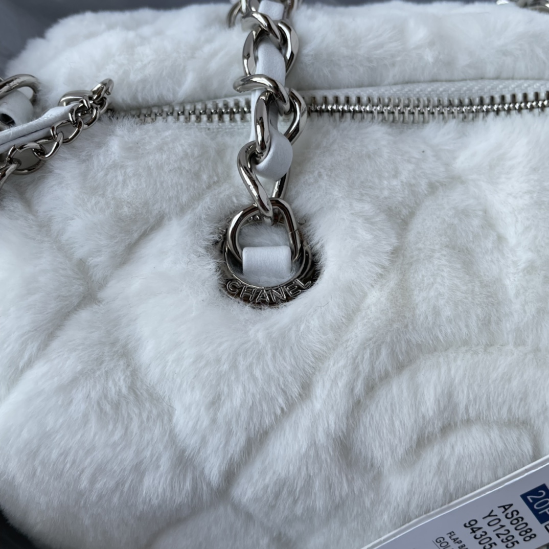 Chanel Luxury Designer Handbag Shoulder Bag in fine calfskin 3