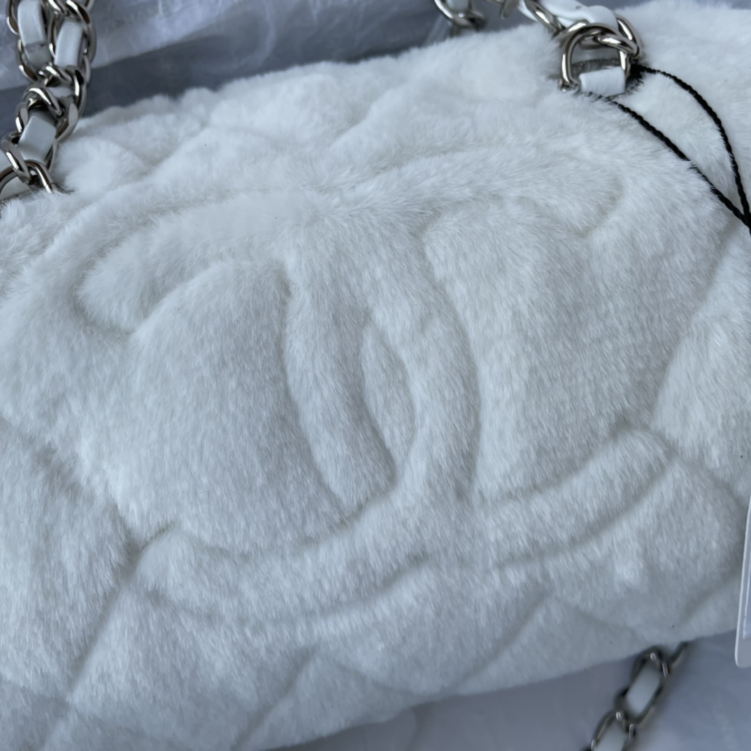 Chanel Luxury Designer Handbag Shoulder Bag in fine calfskin 2
