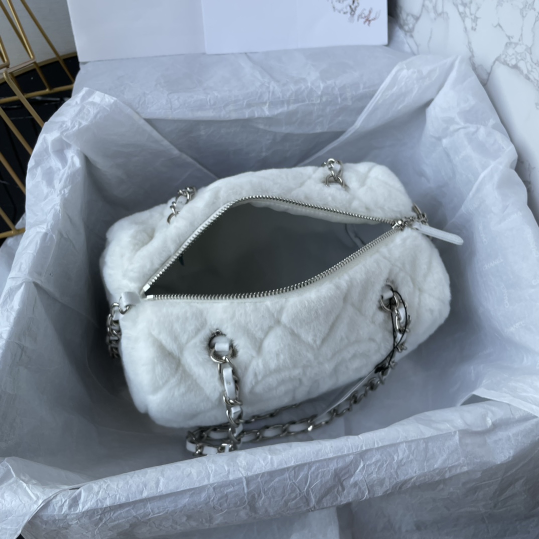 Chanel Luxury Designer Handbag Shoulder Bag in fine calfskin 9
