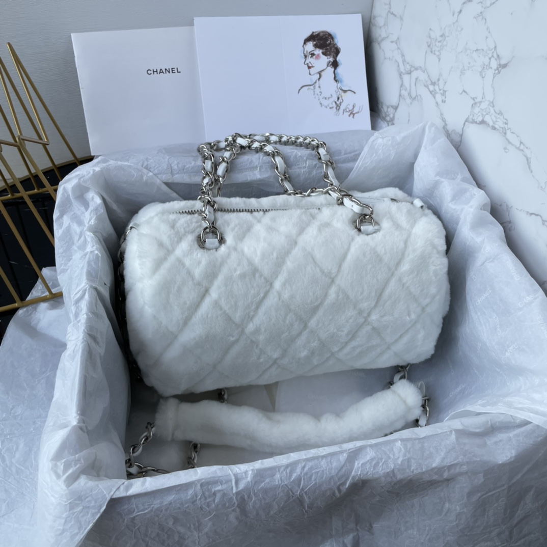 Chanel Luxury Designer Handbag Shoulder Bag in fine calfskin 5