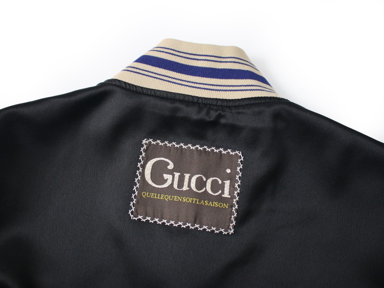 同图不同板，禁发平台版本，随意对比 💰265  
GUCCI 古驰 24ss Original  双面穿棒球服飞行夹克外套

- 全套定制辅料 双向拉链 

- 双面定制面料 垂感 抗皱高级感十足

- 一衣双穿 顶级奢侈品加持 上身立体有型

颜色:黑/卡其   红/卡其 
尺码:S-XL
            S      M     L     XL   
衣长：  69    71    73    75
胸围： 126  130  134   138 
肩宽：  51    52    53     54   