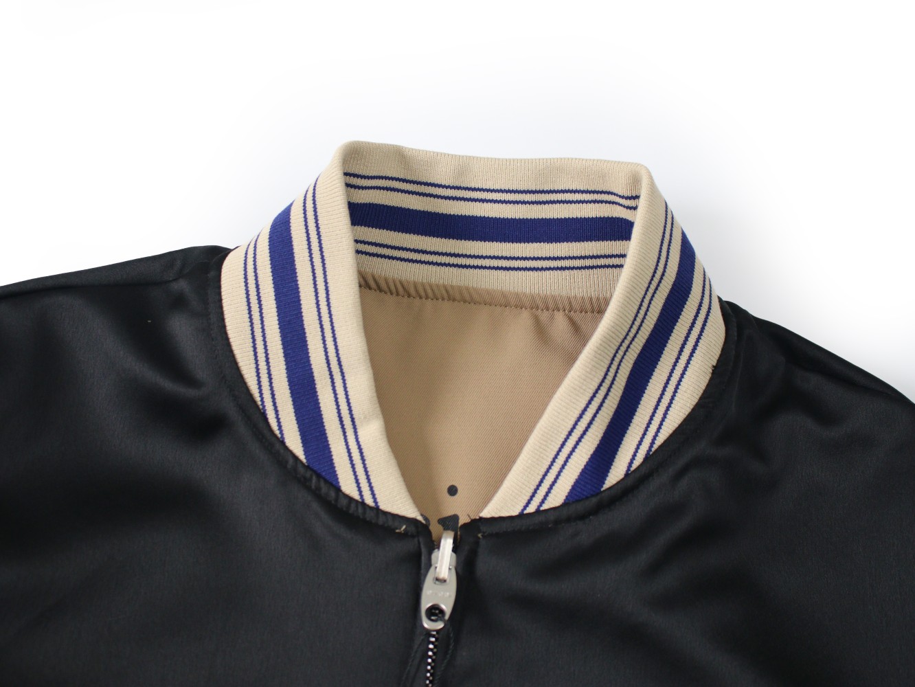 同图不同板，禁发平台版本，随意对比 💰265  
GUCCI 古驰 24ss Original  双面穿棒球服飞行夹克外套

- 全套定制辅料 双向拉链 

- 双面定制面料 垂感 抗皱高级感十足

- 一衣双穿 顶级奢侈品加持 上身立体有型

颜色:黑/卡其   红/卡其 
尺码:S-XL
            S      M     L     XL   
衣长：  69    71    73    75
胸围： 126  130  134   138 
肩宽：  51    52    53     54   