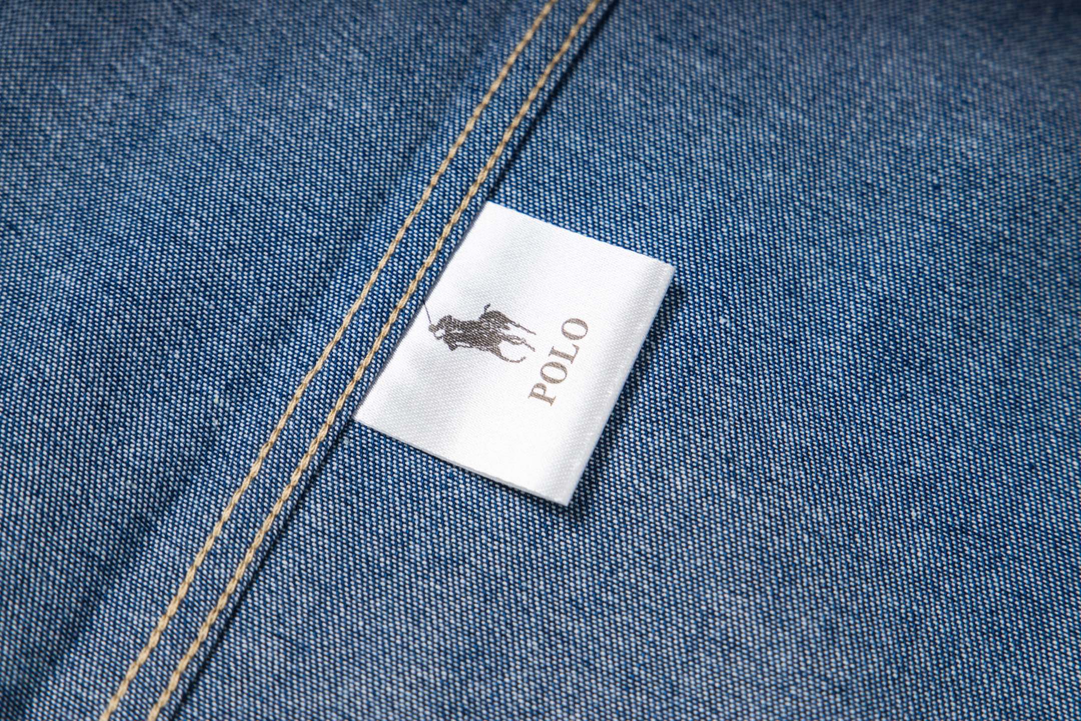 💰160包邮
Ralph Lauren/拉夫劳伦经典彩色小标情侣款水洗牛仔长袖衬衫
1️⃣采用优质的牛仔面料，上身柔软舒适，极其细腻 手感扎实润滑且柔软 拥有既织物不褶皱的的特性,手感无敌。细节处理完美!
2️⃣采用水洗工艺流程，做工细节完美把控，全部采用马甲工艺包边做工，袖子里面也是，区别于四针五线做工，领子也是全部采用衬布设计，显的高端时尚又个性，版型时尚简约大气！
3️⃣非常富有年轻感与青春活力范儿，男女都可轻松驾驭，非常符合当下年轻人的时尚审美观念！
颜色：浅蓝色、深蓝色
尺码：S、M、L、XL