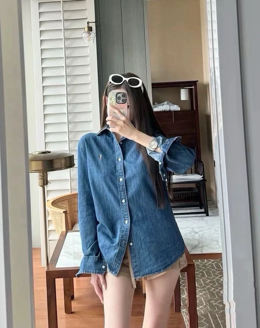 #模特图#💰160包邮
Ralph Lauren/拉夫劳伦经典彩色小标情侣款水洗牛仔长袖衬衫
1️⃣采用优质的牛仔面料,上身柔软舒适,极其细腻 手感扎实润滑且柔软 拥有既织物不褶皱的的特性,手感无敌。细节处理完美!
2️⃣采用水洗工艺流程,做工细节完美把控,全部采用马甲工艺包边做工,袖子里面也是,区别于四针五线做工,领子也是全部采用衬布设计,显的高端时尚又个性,版型时尚简约大气!
3️⃣非常富有年轻感与青春活力范儿,男女都可轻松驾驭,非常符合当下年轻人的时尚审美观念!
颜色:浅蓝色、深蓝色
尺码:S、M、L、XL