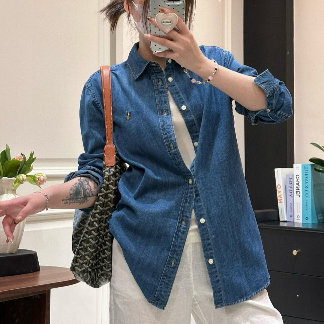 #模特图#💰160包邮
Ralph Lauren/拉夫劳伦经典彩色小标情侣款水洗牛仔长袖衬衫
1️⃣采用优质的牛仔面料,上身柔软舒适,极其细腻 手感扎实润滑且柔软 拥有既织物不褶皱的的特性,手感无敌。细节处理完美!
2️⃣采用水洗工艺流程,做工细节完美把控,全部采用马甲工艺包边做工,袖子里面也是,区别于四针五线做工,领子也是全部采用衬布设计,显的高端时尚又个性,版型时尚简约大气!
3️⃣非常富有年轻感与青春活力范儿,男女都可轻松驾驭,非常符合当下年轻人的时尚审美观念!
颜色:浅蓝色、深蓝色
尺码:S、M、L、XL