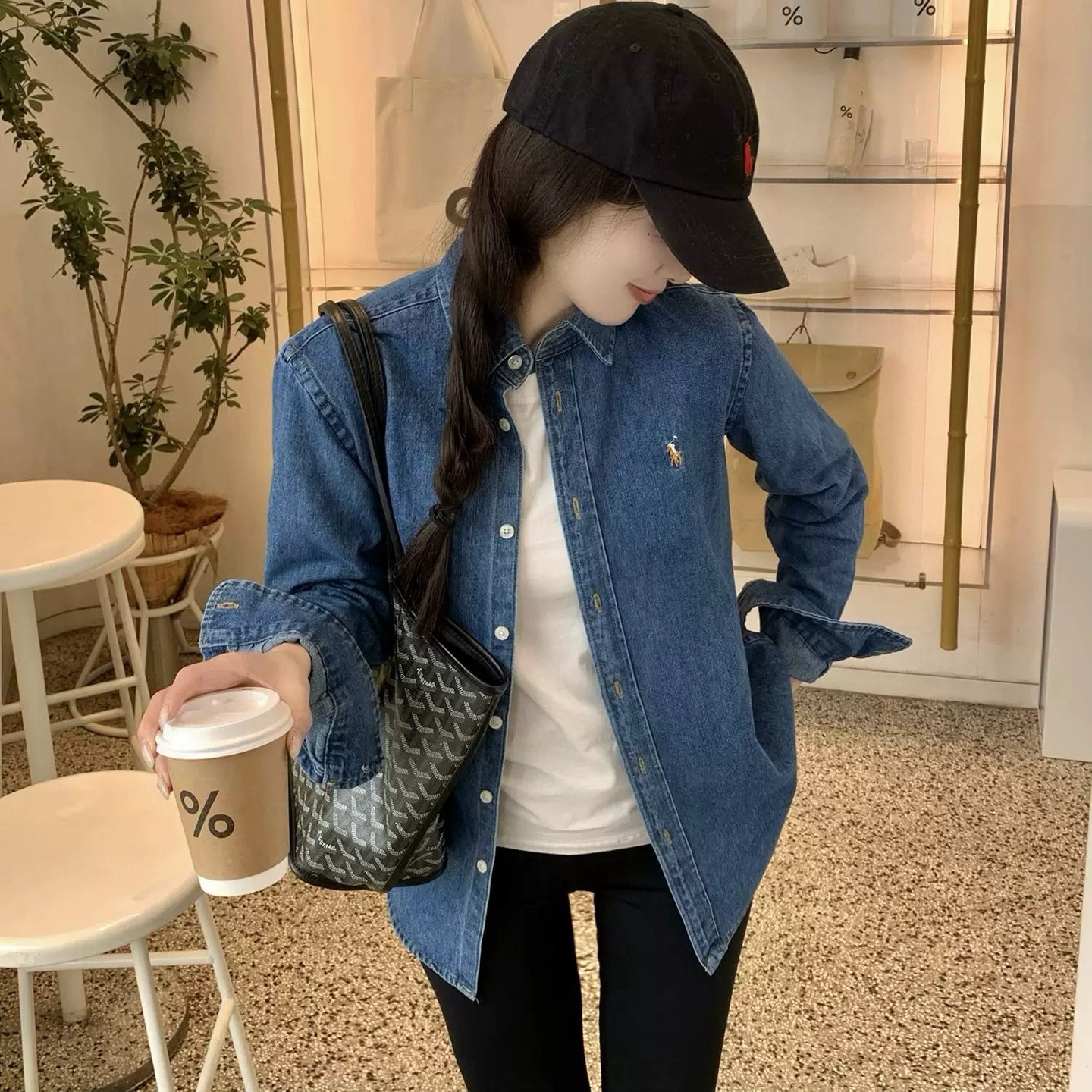 #模特图#💰160包邮
Ralph Lauren/拉夫劳伦经典彩色小标情侣款水洗牛仔长袖衬衫
1️⃣采用优质的牛仔面料,上身柔软舒适,极其细腻 手感扎实润滑且柔软 拥有既织物不褶皱的的特性,手感无敌。细节处理完美!
2️⃣采用水洗工艺流程,做工细节完美把控,全部采用马甲工艺包边做工,袖子里面也是,区别于四针五线做工,领子也是全部采用衬布设计,显的高端时尚又个性,版型时尚简约大气!
3️⃣非常富有年轻感与青春活力范儿,男女都可轻松驾驭,非常符合当下年轻人的时尚审美观念!
颜色:浅蓝色、深蓝色
尺码:S、M、L、XL