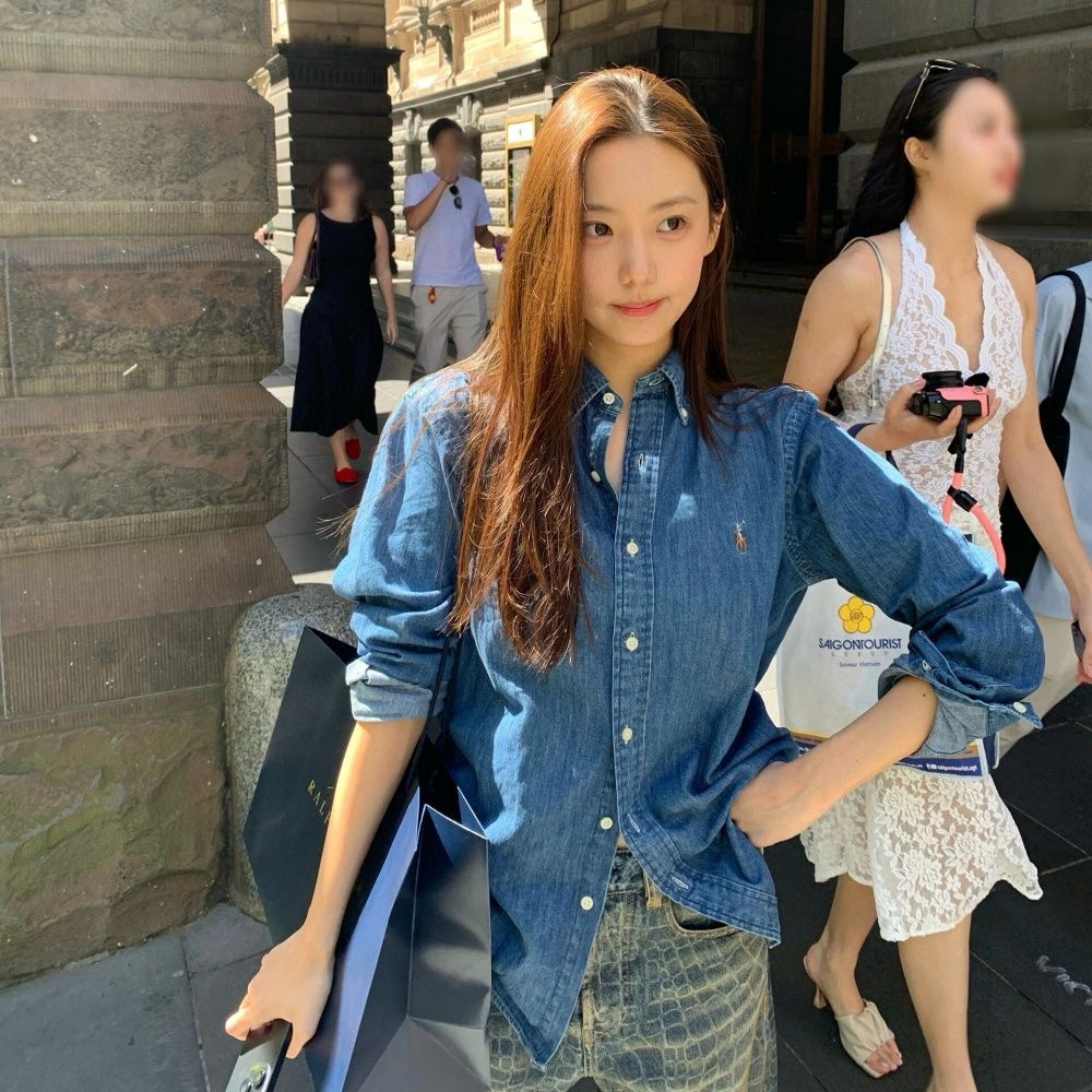 #模特图#💰160包邮
Ralph Lauren/拉夫劳伦经典彩色小标情侣款水洗牛仔长袖衬衫
1️⃣采用优质的牛仔面料,上身柔软舒适,极其细腻 手感扎实润滑且柔软 拥有既织物不褶皱的的特性,手感无敌。细节处理完美!
2️⃣采用水洗工艺流程,做工细节完美把控,全部采用马甲工艺包边做工,袖子里面也是,区别于四针五线做工,领子也是全部采用衬布设计,显的高端时尚又个性,版型时尚简约大气!
3️⃣非常富有年轻感与青春活力范儿,男女都可轻松驾驭,非常符合当下年轻人的时尚审美观念!
颜色:浅蓝色、深蓝色
尺码:S、M、L、XL