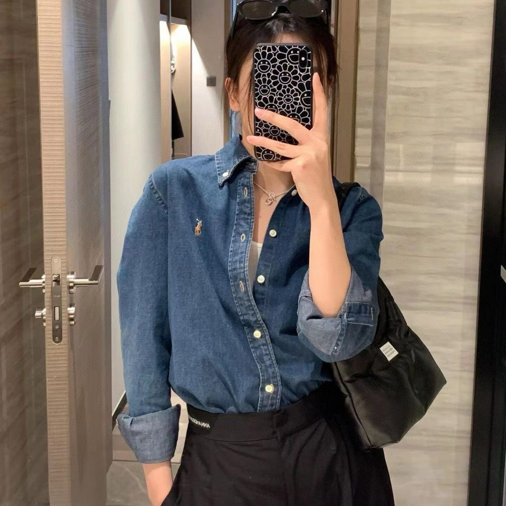 #模特图#💰160包邮
Ralph Lauren/拉夫劳伦经典彩色小标情侣款水洗牛仔长袖衬衫
1️⃣采用优质的牛仔面料,上身柔软舒适,极其细腻 手感扎实润滑且柔软 拥有既织物不褶皱的的特性,手感无敌。细节处理完美!
2️⃣采用水洗工艺流程,做工细节完美把控,全部采用马甲工艺包边做工,袖子里面也是,区别于四针五线做工,领子也是全部采用衬布设计,显的高端时尚又个性,版型时尚简约大气!
3️⃣非常富有年轻感与青春活力范儿,男女都可轻松驾驭,非常符合当下年轻人的时尚审美观念!
颜色:浅蓝色、深蓝色
尺码:S、M、L、XL