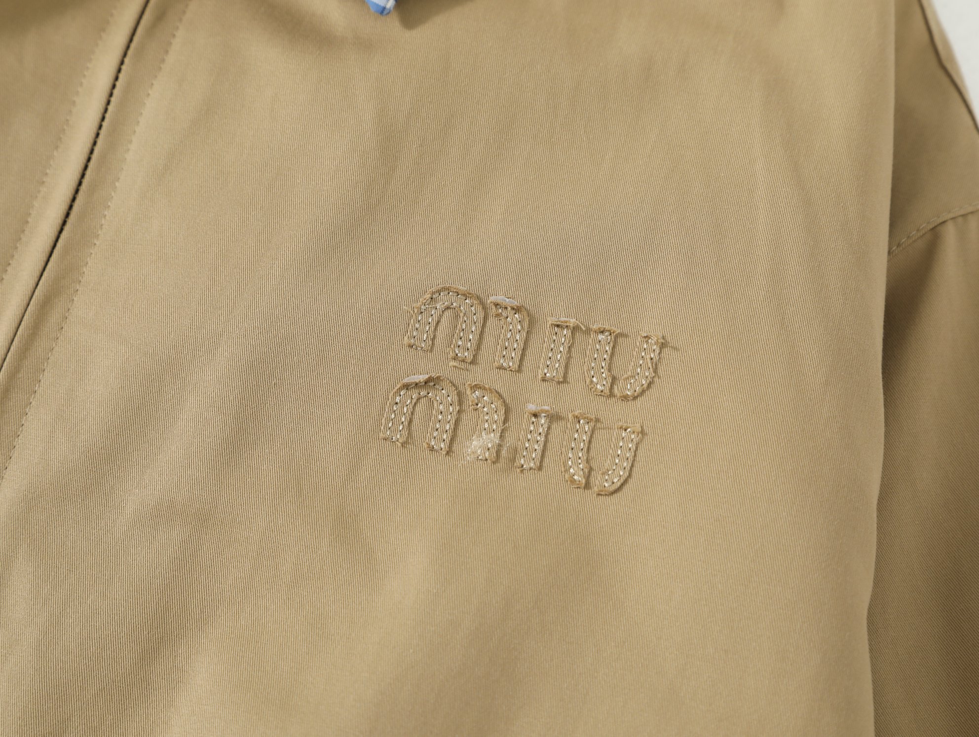 MIU MIU 缪缪 25SS 双领复古格纹工装夹克 卡其色-莆田鞋,莆田鞋货源,高仿鞋,高仿鞋货源,安福档口,莆田高仿鞋,莆田鞋批发,高仿鞋批发,莆田高仿运动鞋,高仿运动鞋,莆田运动鞋 MIU MIU 缪缪 25SS 双领复古格纹工装夹克 卡其色
