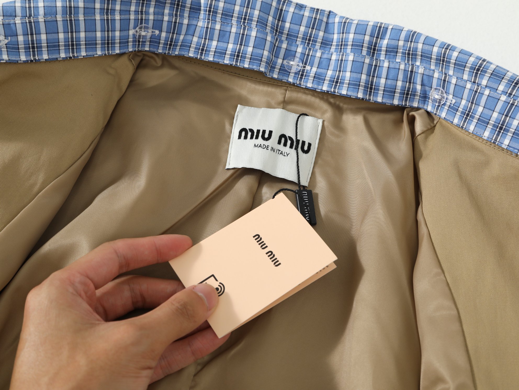 MIU MIU 缪缪 25SS 双领复古格纹工装夹克 卡其色-莆田鞋,莆田鞋货源,高仿鞋,高仿鞋货源,安福档口,莆田高仿鞋,莆田鞋批发,高仿鞋批发,莆田高仿运动鞋,高仿运动鞋,莆田运动鞋 MIU MIU 缪缪 25SS 双领复古格纹工装夹克 卡其色