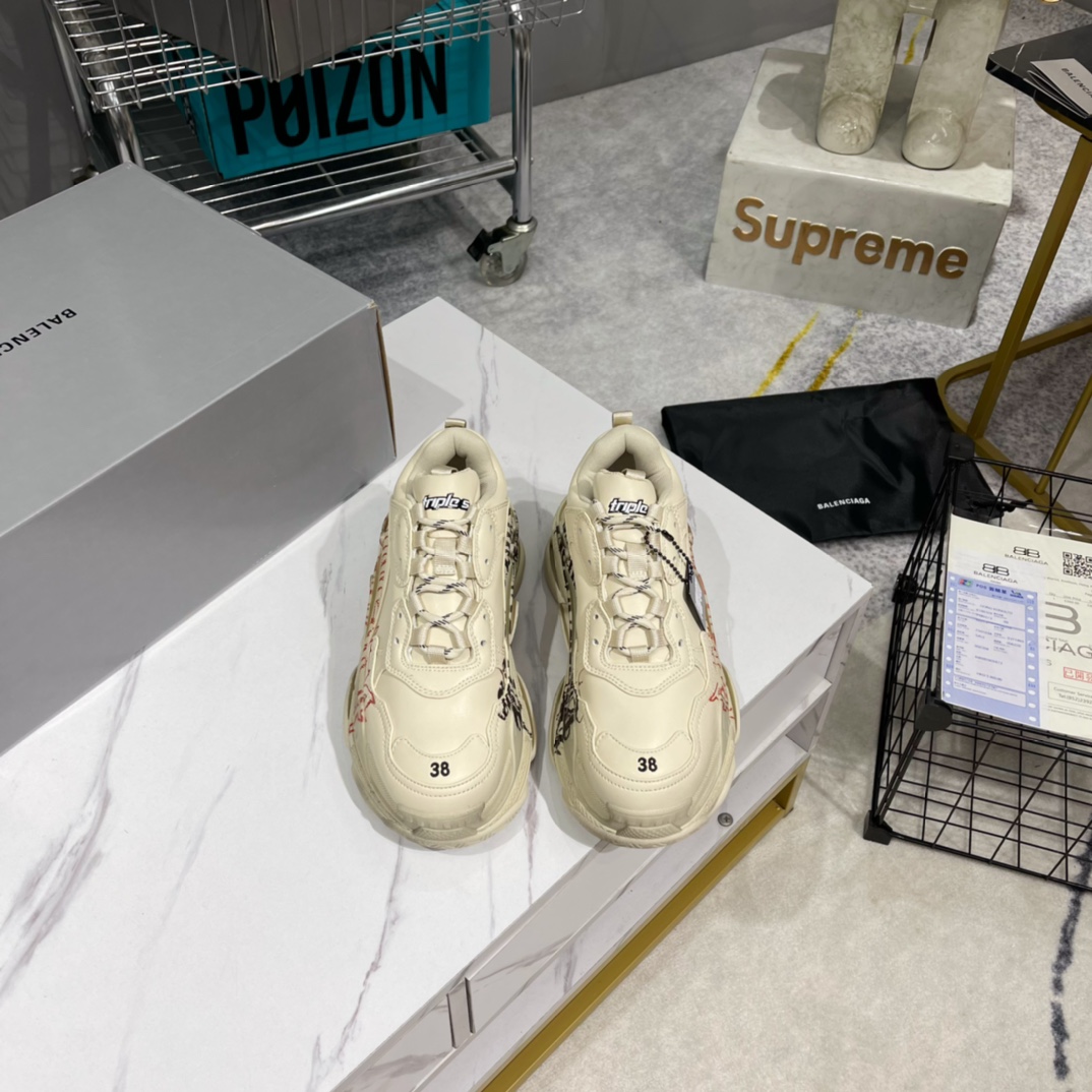 NO:710975,I8 Paris generation graffiti new color matching Balenciaga dad shoes Original eight-layer combination Original electric embroidery synchronization company Font alignment and non-connected TPU original model bright bottom Uniform thickness of breathable holes Original craftsmanship Company players Artists Welcome to appreciate the details!  !  Size 35 36 37 38 39 40 41 42 43 44 45 46, dad shoes, balenciaga19860909I8巴黎一代涂鸦新配色 巴黎世家老爹鞋 原底八层组合  原档电绣同步公司 字体对位不连线 TPU原模亮底 透气孔厚度均匀 原厂工艺 公司玩家 艺术家 欢迎细节鉴赏！！ 尺码35 36 37 38 39 40 41 42 43 44 45 46,老爹鞋,balenciaga,Women's Shoes