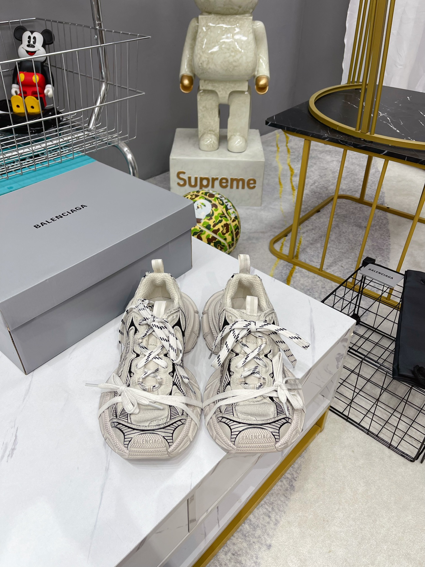 NO:168868,Cost-effective version BALENCIAGA 3XL Sneakers 10th generation mesh lace-up low-top catwalk retro dad shoes Mesh material and polyurethane Wear effect Toe edge and back top Balenciaga logo Upper and heel elevated sizes Tongue 3XL Rubber brand logo and reflective details Upper pull tab and tongue pull with reflective details Spare laces on the front side of the shoe Can be removed before wearing Easy to match with different styles Normal size Size 35 36 37 38 39 40 41 42 43 44 45 46, dad shoes, balenciaga, balenciaga19860909性价比版本BALENCIAGA 3XL Sneakers 巴黎世家十代网布系带低帮走秀复古老爹鞋 网布材料和聚氨酯 磨损效果 鞋头边缘和后帮 Balenciaga 徽标 鞋面和后跟凸印尺码 鞋舌 3XL 橡胶品牌标识和反光细节 鞋帮拉袢和鞋舌拉祥 配反光细节 备用鞋带在鞋履前侧 可在穿着前取下 便于不同造型搭配 正常尺码 尺码35 36 37 38 39 40 41 42 43 44 45 46,老爹鞋,balenciaga,balenciaga,Women's Shoes