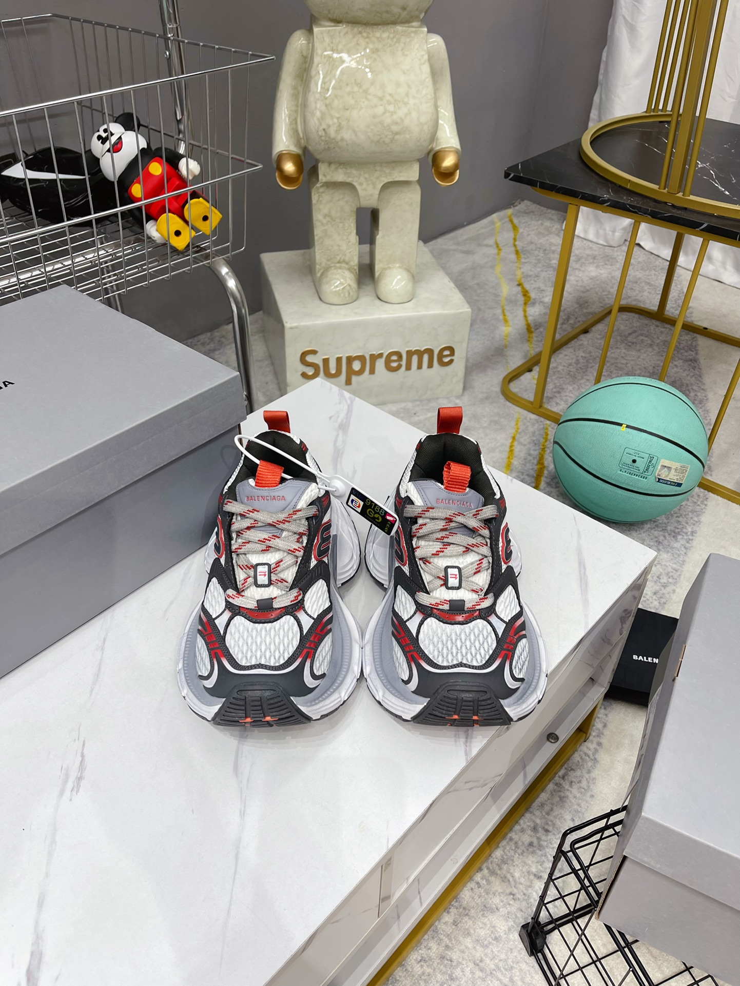 NO:168884,The new 10th generation of Balenciaga 10th generation new 10XL*10XL outsole pure original version of sports shoes, strong shipment, heavy industry build, all accessories are made through customization, genuine cut pieces, correct font, electric embroidery, correct thickness, position, and size, side TPU breathable hole matching, original version is produced, TPU soft sole, the original version is consistent 