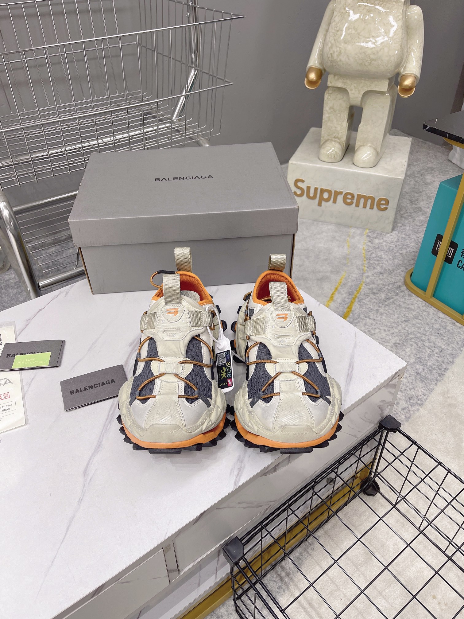 NO:649715,Upgraded OK version #Men's and Women's Shoes Accessories Dust Bags and Saying Cards# All developed using the original archive data #Using environmentally friendly fiber leather combined with mesh fabric upper materials (mildly distressed effect!!) #Original EVA environmentally friendly deodorizing ring-type insoles# Developed 7-layer private mold, equipped with lightweight foamed EVA cushioning midsole, combined with sawtooth non-slip rubber outsole French high-end luxury brand - BALENCIAGA Hike Trail Sneaker  Hiking 15th generation series low-top retro wide thick-soled outdoor grandpa style trendy versatile casual sports cross-country jogging shoes 'black and silver drawstring' 804921 WHIKE 1000 size 35-46, dad shoes, balenciaga, balenciaga19860909升级OK版#男女鞋配件防尘袋及说卡片#全部采用原档案原楦数据开发#采用环保纤维革组合网织布鞋面材质(轻度做旧效果!!)#原装EVA环保去臭环型鞋垫#开发7层私模,搭载轻量发泡EVA缓震中底,组合锯齿防滑橡胶大底法国高端奢侈品牌-巴黎世家BALENCIAGA Hike Trail Sneaker 徒步旅行15代系列低帮复古阔型厚底户外姥爹风潮流百搭休闲运动越野慢跑鞋“黑银抽绳”804921 WHIKE 1000 尺码35-46,老爹鞋,balenciaga,balenciaga,Women's Shoes