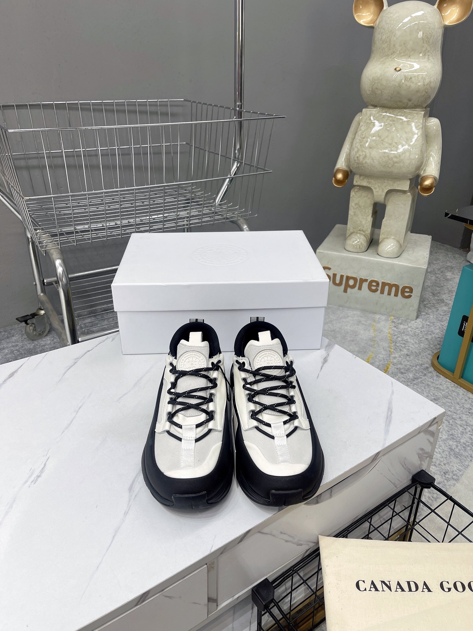 NO:165043,Canada Goose Glacier Trail casual shoes White and blue Size 40 41 42 43 44 45 46 This stylish casual shoes are not only fashionable, but also more importantly, their comfort and versatility. Whether it is for work and commuting or weekend outdoor activities, these shoes are perfectly competent. Its upper is made of high-quality genuine leather material, ensuring the ventilation and comfort of the feet. The sole combines lightweight and anti-slip technology to allow you to maintain a stable pace no matter what terrain. ♂ It is more worth mentioning that this shoe also uses ergonomic design, and it won’t make your feet feel tired even if you wear it for a long time. Whether it is casual moments or light exercise, it is your best choice. ♂, casual shoes/sneakers, sneakers19860909加拿大鹅 Glacier Trail休闲鞋 白蓝 尺码40 41 42 43 44 45 46 这款时尚休闲鞋,不仅外观时尚,更重要的是它的舒适性和多功能性.无论是上班通勤,还是周末的户外活动,这双鞋都能完美胜任. 它的鞋面采用高质量的真皮材料,保证了脚部的通风和舒适性.而鞋底则结合了轻便防滑科技,让你无论在何种地形都能保持稳定的步伐.♂ 更值得一提的是,这款鞋还采用人体工学设计,长时间穿着也不会让你的脚感到疲惫. 无论是休闲时刻还是轻度运动,它都是你最佳的选择.♂,休闲鞋/运动鞋,sneakers,Women's Shoes