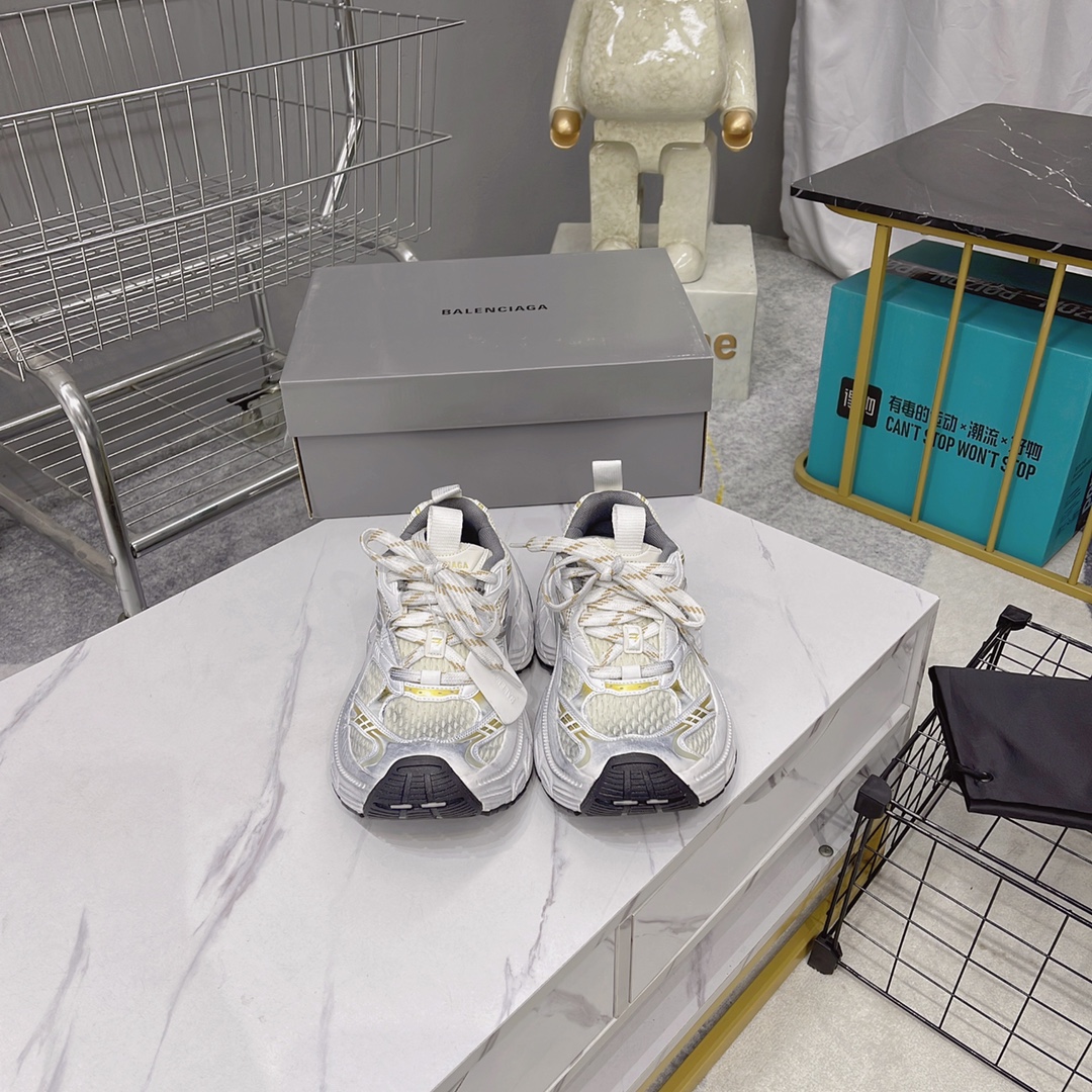 NO:649709,Balenciaga's 2025 new 6XL series Balenciaga 6XL pure original version is shipped strongly and is heavily manufactured. All accessories are custom-made and produced with genuine pieces. The correct font is electro-embroidered. The thickness, position and size are correct. The TPU ventilation holes on the side match the Italian original. The TPU soft sole is consistent with the original 'Balenciaga' outsole LOGO. Full of three-dimensionality. Original leather. Purchase original mesh. Size 35 36 37 38  39 40 41 42 43 44 45 46, dad shoes, balenciaga, balenciaga19860909巴黎世家2025新款6XL系列 Balenciaga 6XL 纯原版本强势出货 重工打造 所有配件均通过定做出产正品裁片 正确字体电绣 粗细、位置、大小正确 侧边TPU 透气孔匹配意产原版 ,TPU软底 原版一致 'Balenciaga' 大底LOGO 立体感十足 原厂皮料 采购原厂网纱 Size 35 36 37 38 39 40 41 42 43 44 45 46,老爹鞋,balenciaga,balenciaga,Women's Shoes