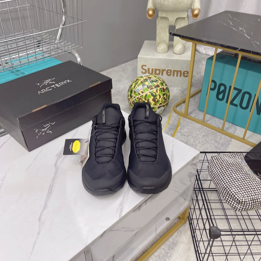 NO:227738,【Correct Edition】ArcTeryx Kopec GTX M covers breathable men's trail running shoes Correct heel embroidery Perfect details official simultaneously available Technical routes Wear aeriosflgtx shoes inspired by long-distance outdoor running shoes Suitable for fast and light hiking on changing terrain, comfortable and supportive, giving you confidence. The design blends with the feet to minimize friction, gore-tex protective film mesh sand, using gore invisiblefit technology, thinner and more comfortable. Agile, stable and confident on technical routes comes from vibram  Megagrip outsole, compressed eva insole and integrated tpu. Weight: 275g Technical features Breathable Lightweight Wear-resistant Shoes Shoe Outsole Structure VibrammegagripM Rubber Compound Material Durable Soft Shoe Structure TPU Toe Can Anti-wear Compressed eva Foam Insole and integrated tpu Iron Core Improves flexibility and stability, so you are full of confidence Shoe padding structure 4mm thick ortholiteM3d molded insert material gore-tex film TPU high wear-resistant protective film Cordura MX Size 39-45 Code: JT400, casual shoes/sports shoes arc'teryx, sneakers19860909【正确版】始祖鸟ArcTeryx Kopec GTX M 覆盖透气男越野跑鞋 正确后跟刺绣 完美细节版型 官方同步上架 适合技术路线单日徒步穿着 aeriosflgtx鞋受到长途野外跑步鞋的启发 适合在变化的地形上进行快速轻快的徒步旅行穿着,舒适而有支撑性,使您充满信心.该设计与脚部融为一体,可最大限度地减少摩擦,gore-tex保护膜网砂,采用gore隐形适体(invisiblefit)技术,更轻薄舒适.敏捷、稳定和技术路线上的自信源于vibram megagrip外底、压缩eva内底以及一体的tpu.重量约:275g技术特点透气轻量耐磨鞋子鞋外底结构vibrammegagripM橡胶化合材料耐用柔软鞋子结构tpu鞋头可防磨损压缩eva泡沫内底以及一体的tpu铁芯提高了灵活性和稳定性,使您充满信心鞋子衬垫结构4mm厚ortholiteM3d模制插片材料gore-tex薄膜tpu高耐磨保护膜cordura MX 尺码39-45 编码: JT400,休闲鞋/运动鞋arc'teryx,sneakers,Women's Shoes