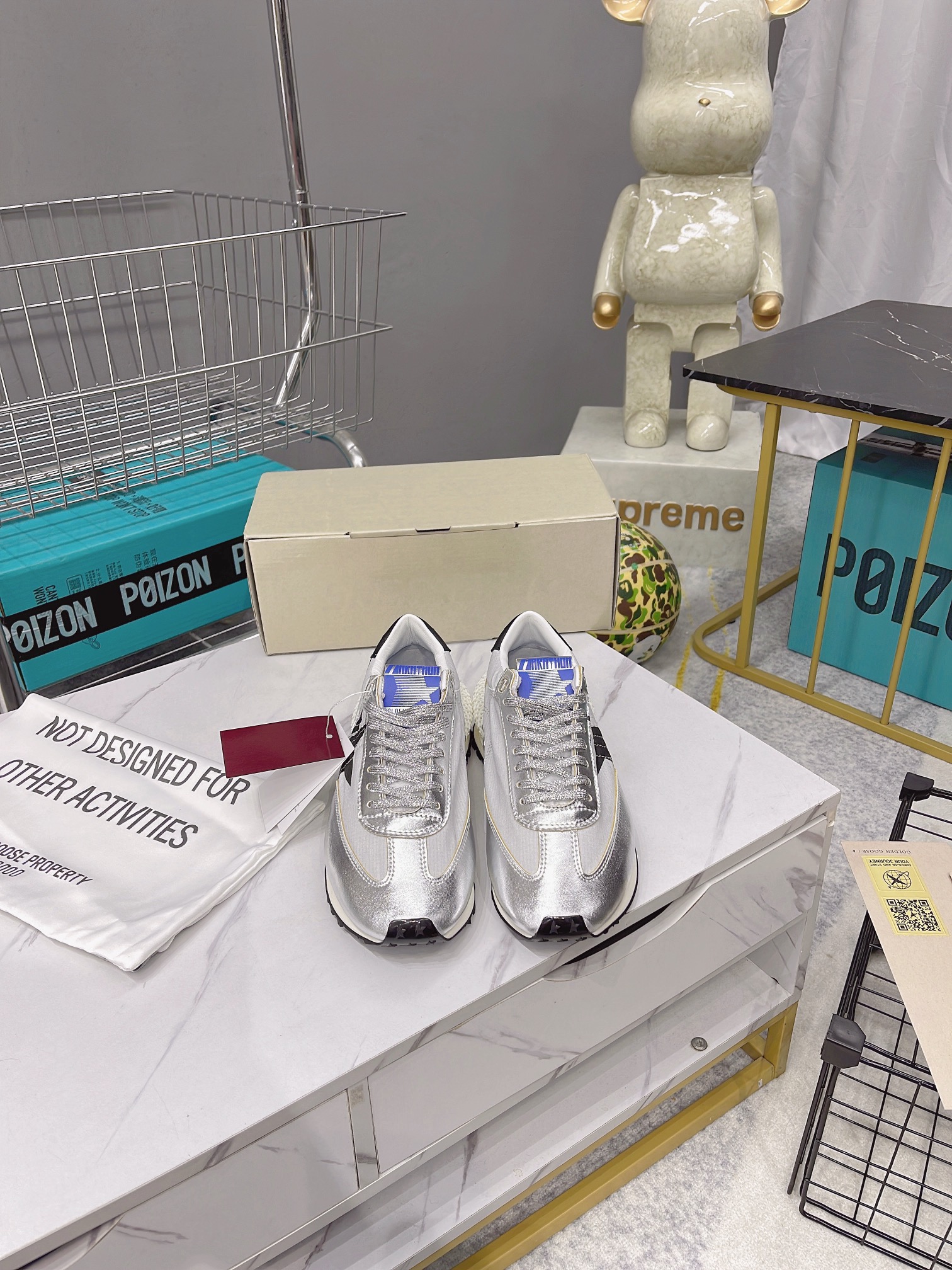 NO:259793,Authoritative real shot #HY44530 New goods#Jan's same style GGDB Marathon Golden Goose Deluxe Brand and K-pop artist miyayeh jointly cooperated with Marathon series sneakers Authentic price   new casual sneakers The best dirty shoes in history, focusing on lightness, freedom and casualness, specially made of old sports and casual shoes Women's version, using Nappa leather upper. Paired with glittering silver wear-resistant fabric and red glitter details heel area is characterized by the addition of a full 3D stabilizer, which is the iconic feature of this shape. It increases vitality and highlights cushioning performance like never before. Special channels, with a small quantity, very good quality, close your eyes!  The simple and simple appearance reveals different beauty. The upper is clean and simple, and it looks very novel when it lasts!  The heel design of the hollow mesh and the material of the upper are matched with a silver reflective design, which makes it look forward to the point!  !  Upper is made of nylon upper sheepskin lining, outsole original sole, heel height 4.5cm, size 36 37 38 39 40 41 42 43 44 45, casual shoes/sports shoes, sneakers, sheepskin19860909觅货权威实拍#HY44530 新货#陈伟霆同款 GGDB Marathon Golden Goose Deluxe Brand与K-pop艺术家miyayeh联名合作款马拉松系列运动鞋 正品售价  新款休闲运动鞋 史上中最好穿的脏脏鞋,主打轻盈自由随性 特意做旧运动休闲鞋 女版,采用Nappa皮革鞋面.搭配闪闪发光的银色耐磨面料和红色闪光细节鞋跟片区域的特点是添加了一个全3D稳定器,这是该形状的标志性特征,它增加了活力,并前所未有的突出了缓震性能 特殊渠道货,数量不多,品质非常牛,闭眼入！ 朴实简单的外观 透漏着不一样的美 鞋面干净简约,放多久看起来都很新颖！ 镂空织网的后跟设计加上鞋面的材料搭配在有银色的反光设计,狠有超前的感觉！！ 鞋面采用尼龙鞋面绵羊皮衬里 大底原版底 跟高4.5cm 码数 36 37 38 39 40 41 42 43 44 45,休闲鞋/运动鞋,sneakers,sheepskin,Women's Shoes