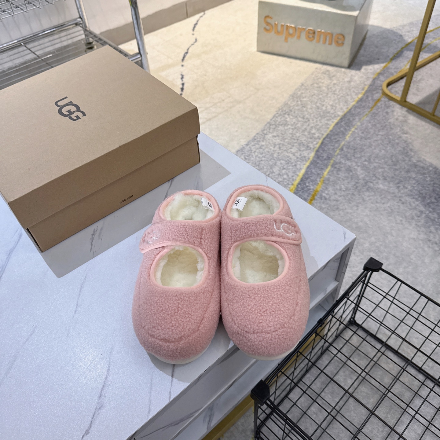 NO:611935,The most popular ugg wool Mary Jane in 2025. Wool is skin-friendly, soft and warm, a must-have for winter. It has a great texture, is full of fashionable elements, and is full of elegance. It can always show women's fashion trends when worn. The upper is made of pure wool and the lining is made of Australian merino pure wool. The code number is 35 to 40, half-slip fur shoes, mary jane19860909油鸡2025最火爆ugg羊毛玛丽珍 羊毛亲肤柔软保暖冬季必备款,质感超棒,富有时尚元素,贵气感十足穿上总能展现女性时尚潮流 鞋面纯羊毛 内里垫脚澳洲美利奴纯羊毛 码数35一40,半拖毛毛鞋,mary jane,Women's Shoes