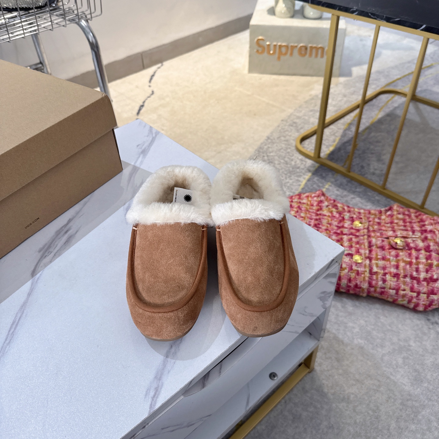 NO:611916,Autumn and winter new slip-on wool slip-on shoes. Tatzler Split cow leather upper (different from the common sheepskin in the market) Grade A sheepskin at the mouth Pure wool lining Light wing outsole/EVA-official website synchronized four-layer sole (different from the common soles in the market) Bottom thickness 4.5cm Highly recommended by major internet celebrity bloggers New must-haves 3 colors available  Size 35-40 (can be customized to size 41), half-flop woolen shoes, sheepskin19860909秋冬新品一脚蹬羊毛便鞋.塔茨勒 鞋面牛剖层革(区别市场普货羊皮) 鞋口A级羊皮毛 内里纯羊毛 鞋底轻翼外底/EVA-官网同步四层底（区别市场普货底） 底厚4.5cm 各大网红博主强推新款必入推荐 颜色3色可选 尺码35-40（可定做41）,半拖毛毛鞋,sheepskin,Women's Shoes