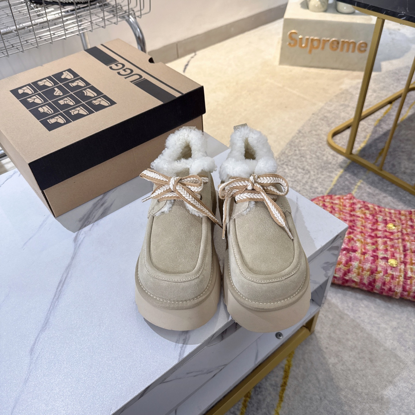 NO:611925,U*G snow boots (available in stock) are a must-have for beauty. They are suitable for long and short outfits in autumn and winter. They are a must-have for women in autumn and winter. They are a must-have for women in autumn and winter. They come from Australia, are versatile and new, MRA grade mocha star wool, top quality. The suede cowhide fabric is a perfect match with the wool. ♂ Simple and generous wide edges, wear-resistant and lightweight foam soles, highlighting the extraordinary and grandeur. It is not afraid of breaking the bottom in extreme cold in winter. It is non-slip and wear-resistant with 5 stars.  Size 35～40, snow boots, boots19860909U*G雪地靴（现货好拿)美媚必选,秋冬长装短装好配衣服,超显身材秋冬女性必备.保暖神器♂源自澳洲,百搭新款,MRA级摩卡星羊毛,顶级品质.反毛牛绒面料,与羊毛里的绝美匹配,♂简单大方的宽边耐磨轻便发泡鞋底,彰显不凡与大气,冬天极寒不怕断底,防滑耐磨5颗星 码数35～40,雪地靴,boots,Women's Shoes